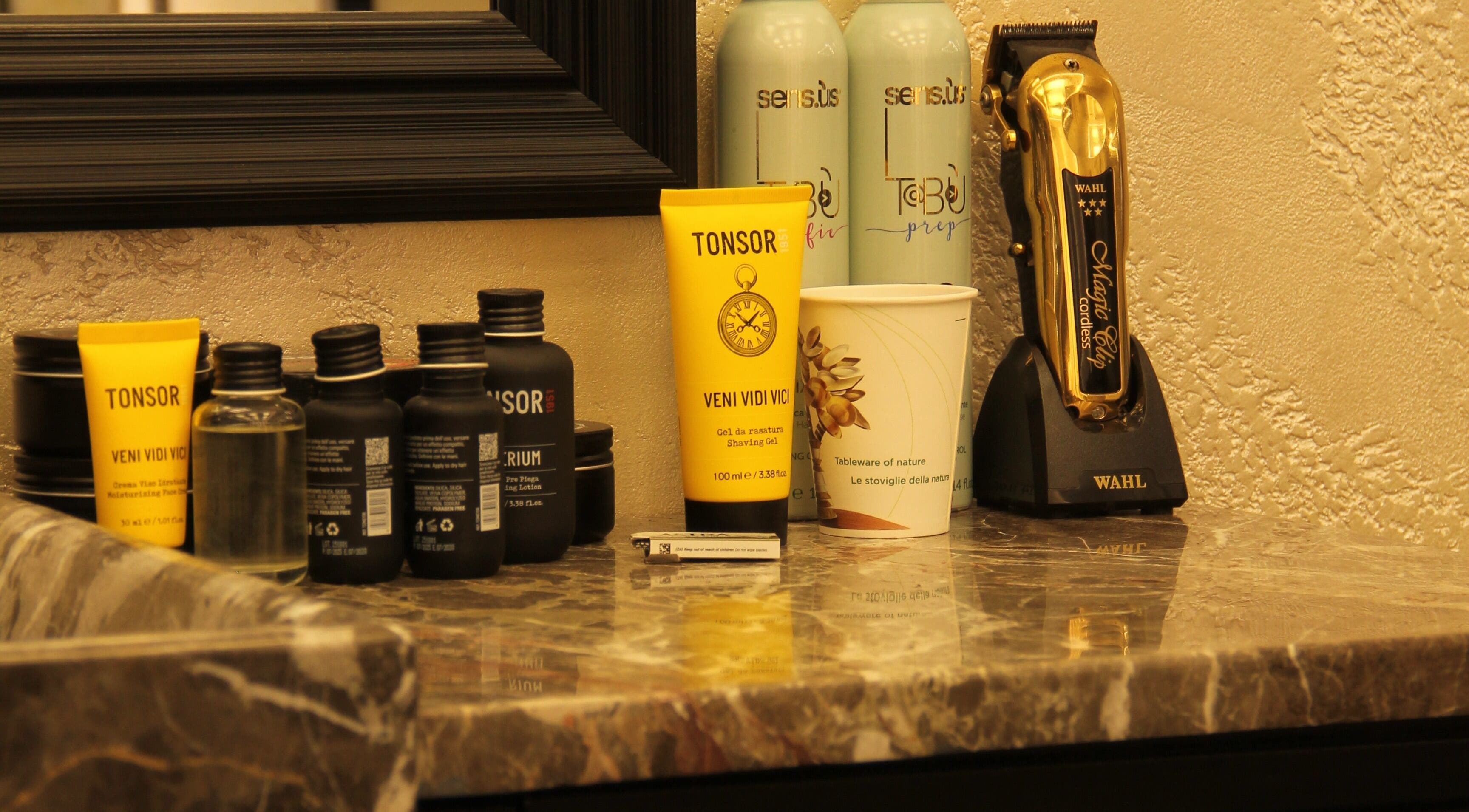 Prodotti di bellezza eleganti su marmo a Nuovo Salone Dante, Verona, Veneto, IT.