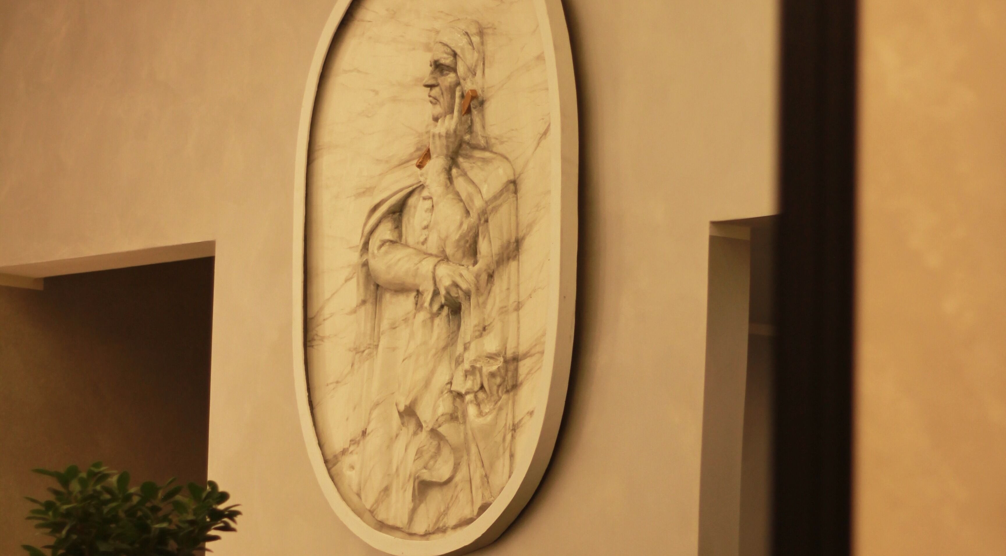 Dettaglio scultura raffinata a Nuovo Salone Dante - Professionisti per Donna & Uomo, Verona, Veneto, IT.