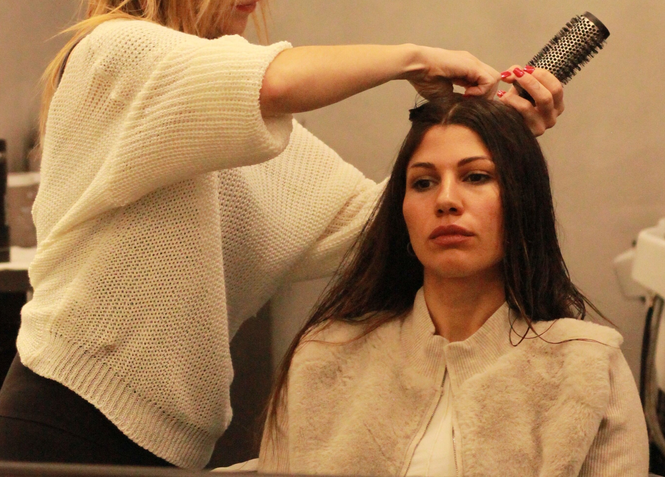 Donna riceve styling professionale, Nuovo Salone Dante - Professionisti per Donna & Uomo, Verona, Veneto, IT.