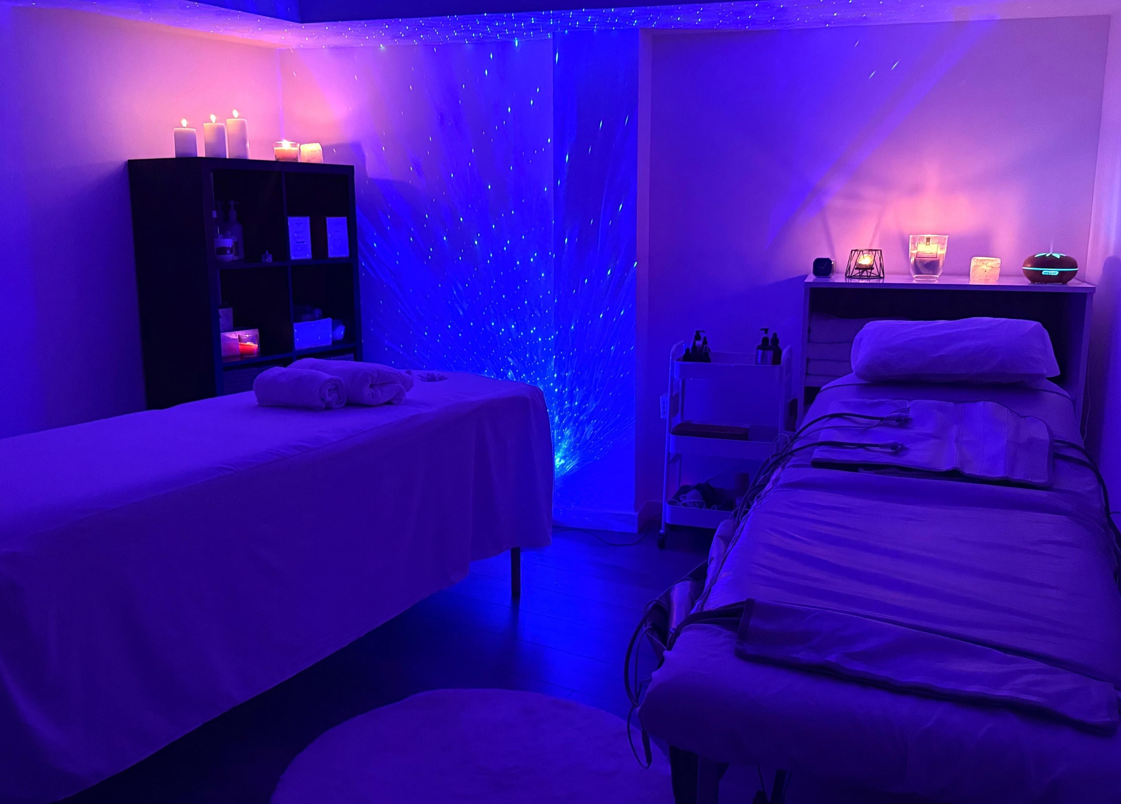 Sala de masajes iluminada suavemente en Luzybell Masajes, Tarragona, Catalunya, ES.