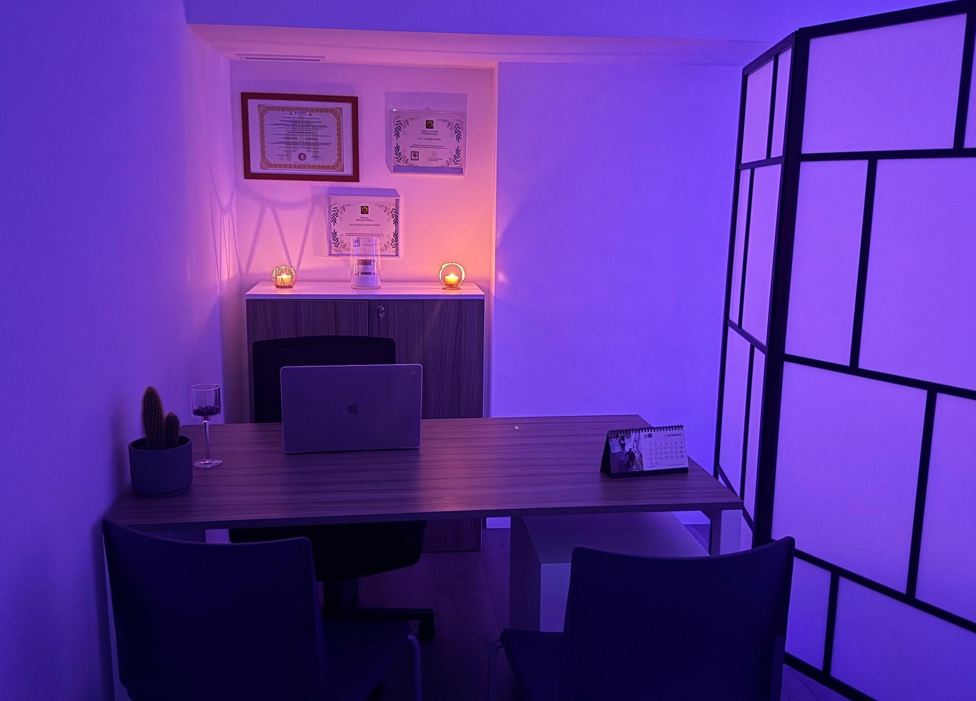 Espacio íntimo con iluminación suave en Luzybell Masajes, Tarragona, Catalunya, ES.