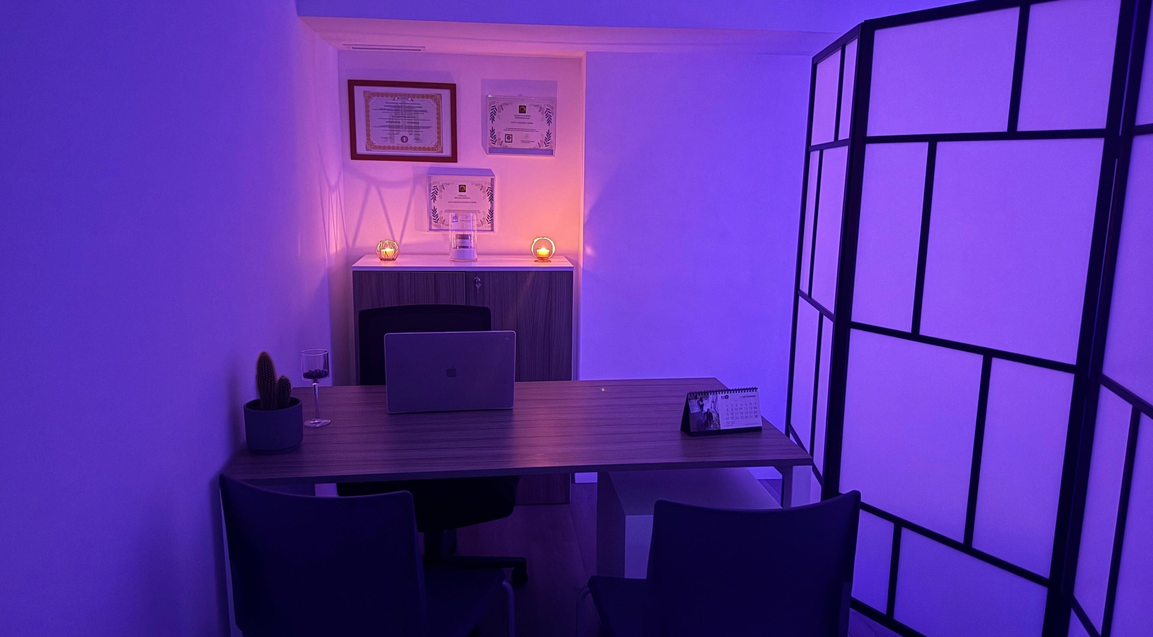 Espacio íntimo con iluminación suave en Luzybell Masajes, Tarragona, Catalunya, ES.