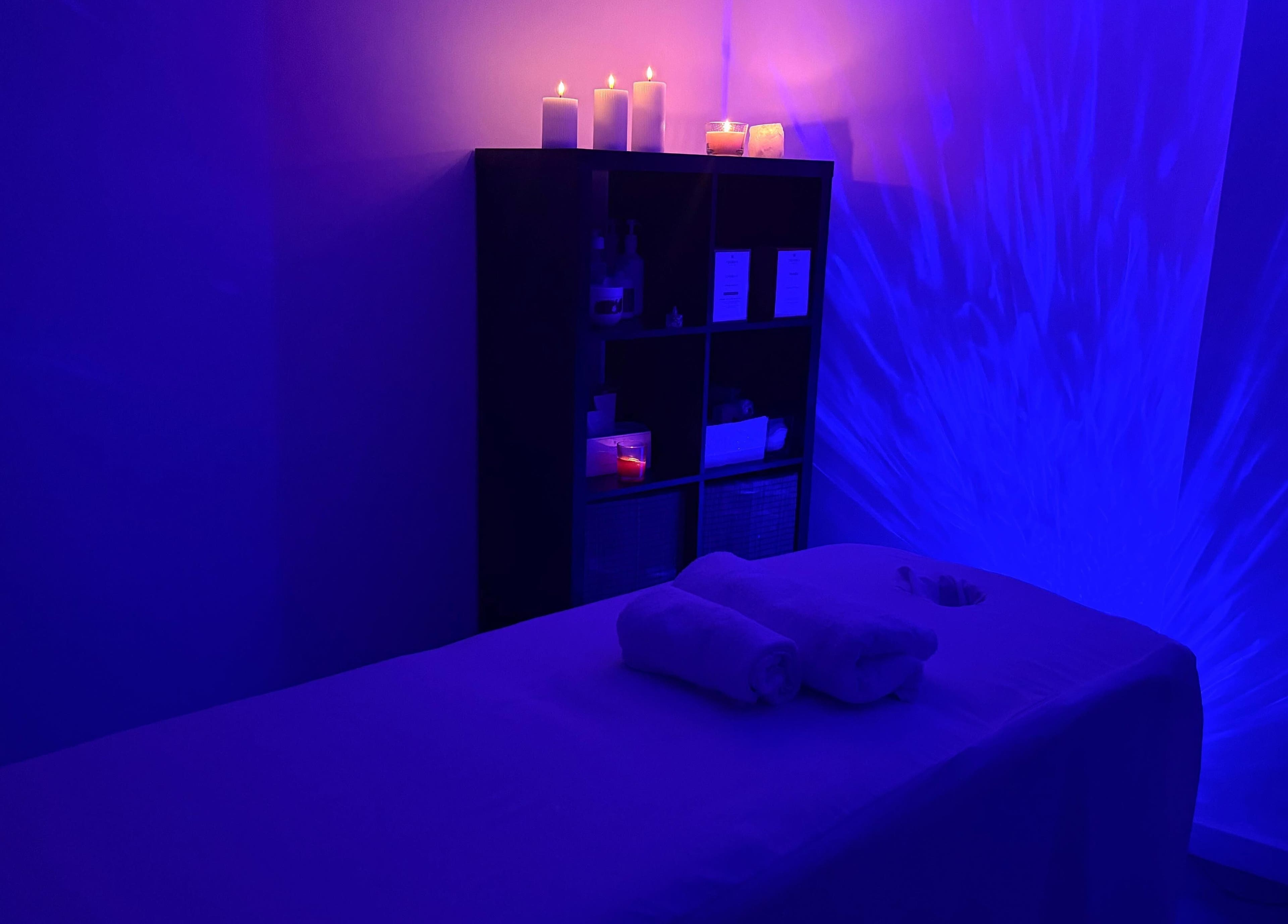 Sala de masajes iluminada suavemente en Luzybell Masajes, Tarragona, Catalunya, ES.