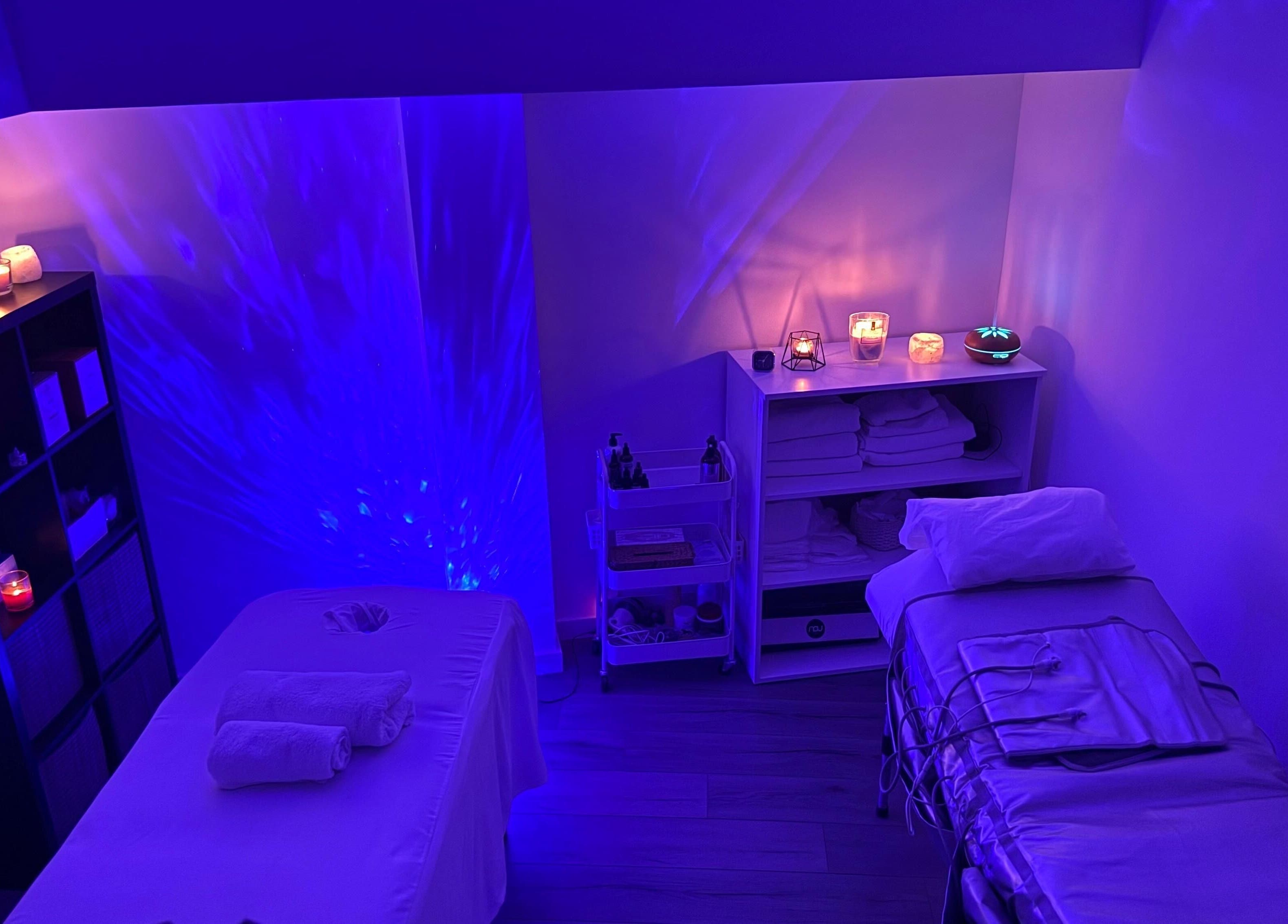 Sala de masajes con luz azul y velas en Luzybell Masajes, Tarragona, Catalunya, ES.