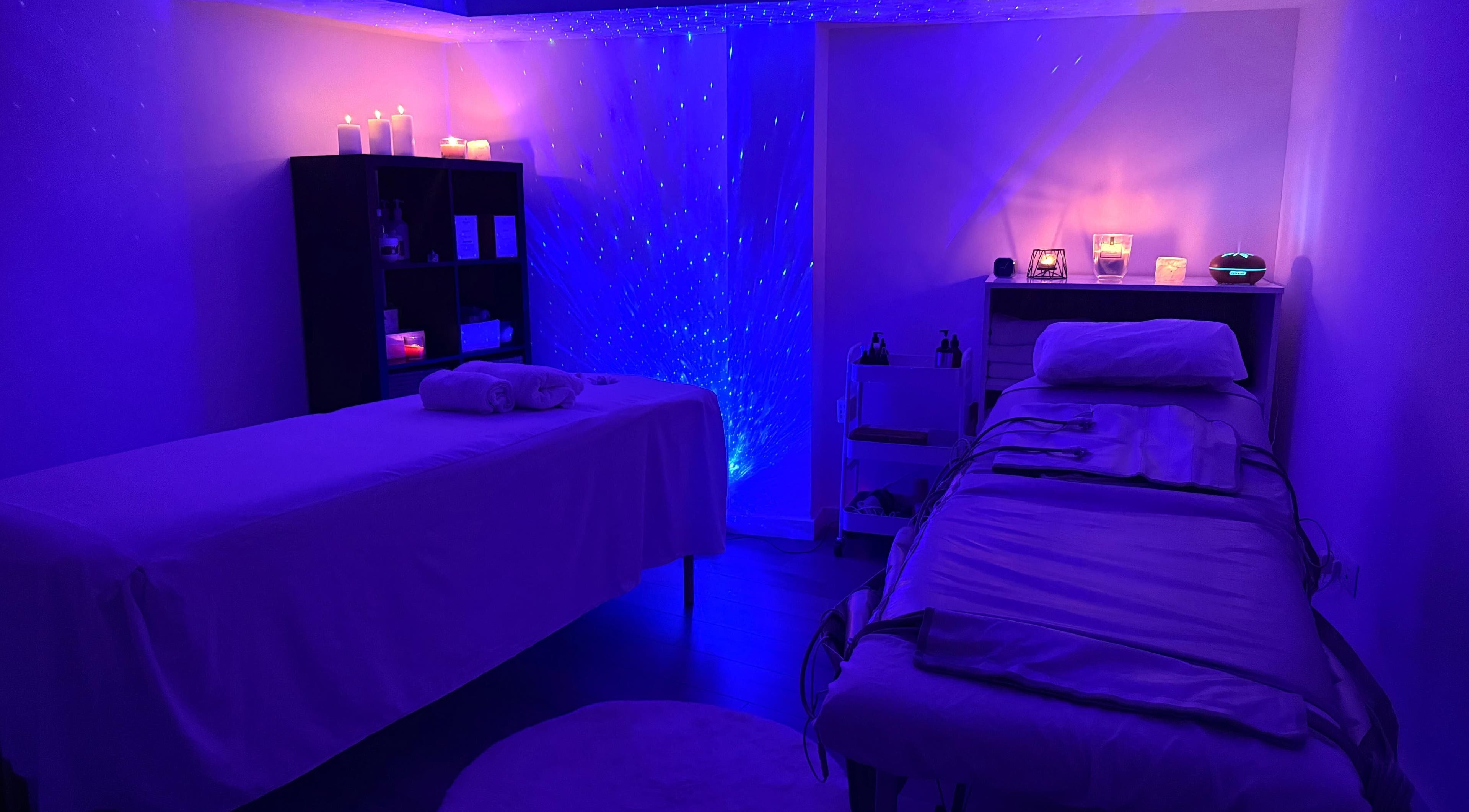 Sala de masajes en Luzybell Masajes, Tarragona, Catalunya, ES con iluminación azul y ambiente relajante.