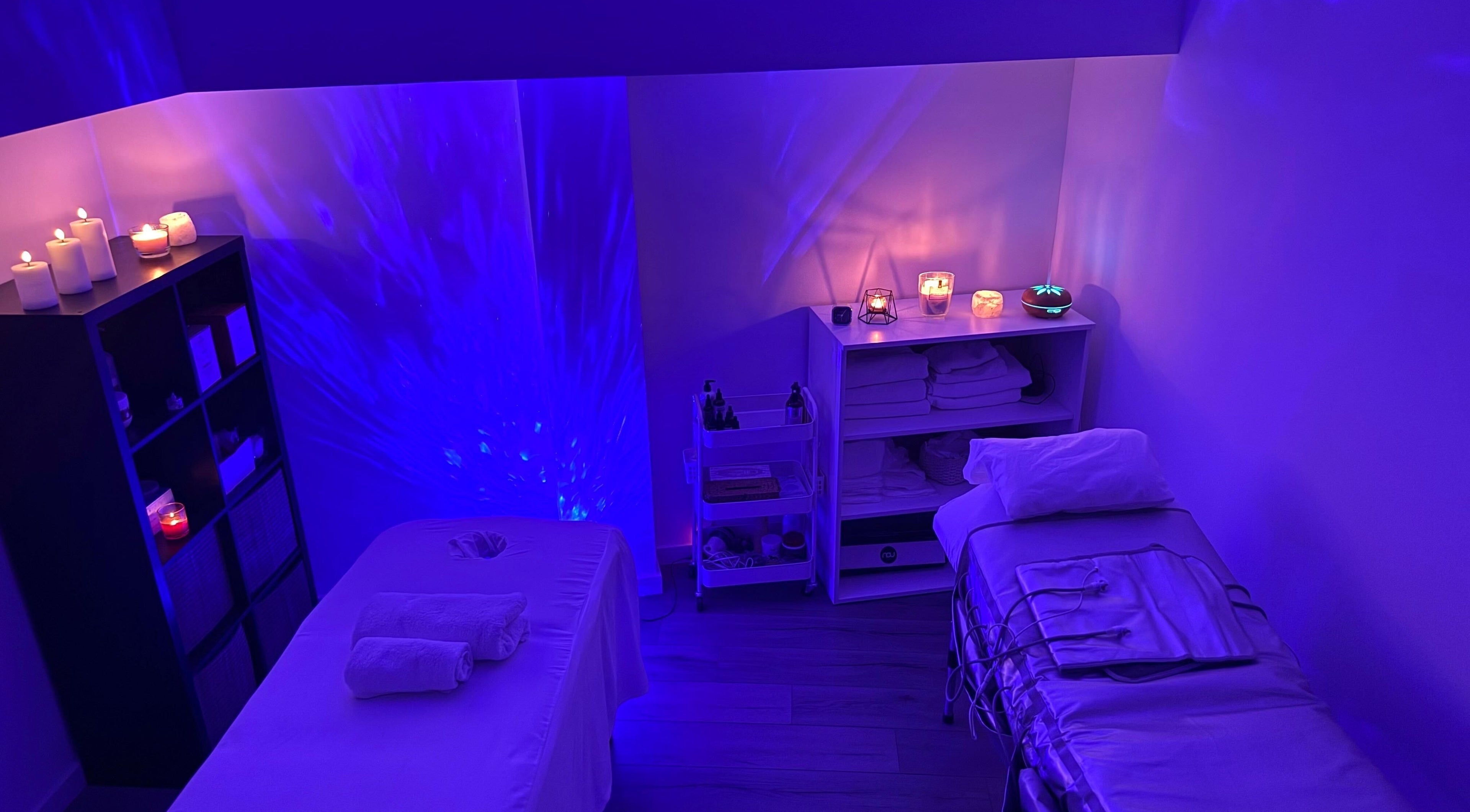 Sala de masajes con luz tenue y velas en Luzybell Masajes, Tarragona, Catalunya, ES.
