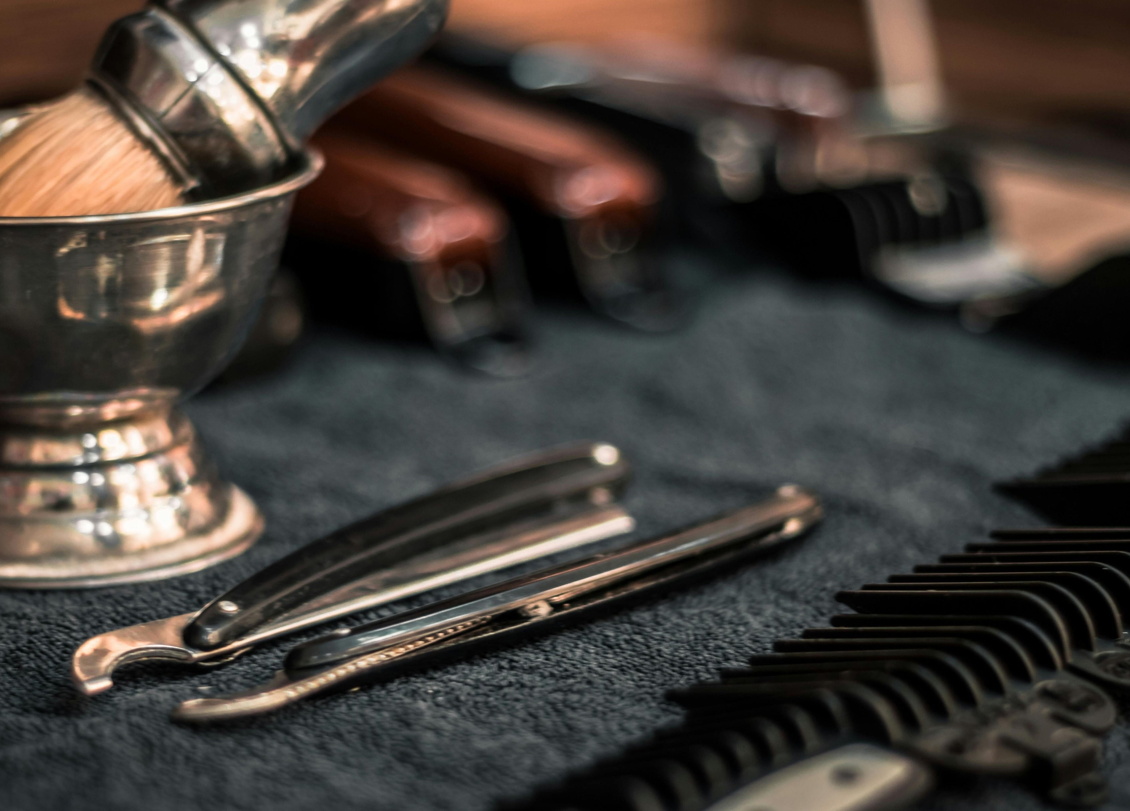 Herramientas de barbero en BarberyandBeauty CR, Aserri, San José, CR, destacando el arte del afeitado tradicional.