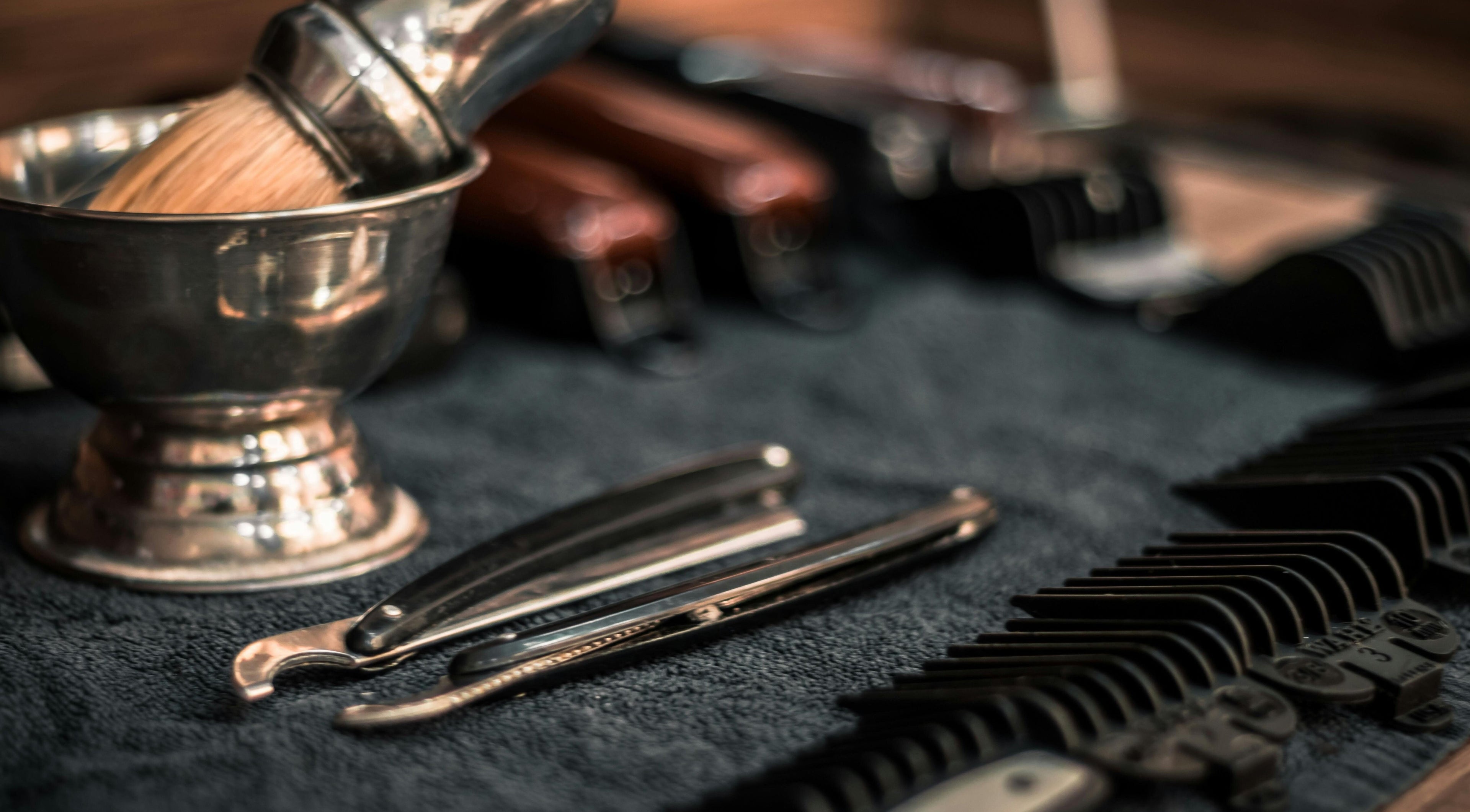 Herramientas de barbero en BarberyandBeauty CR, Aserri, San José, CR, destacando el arte del afeitado tradicional.