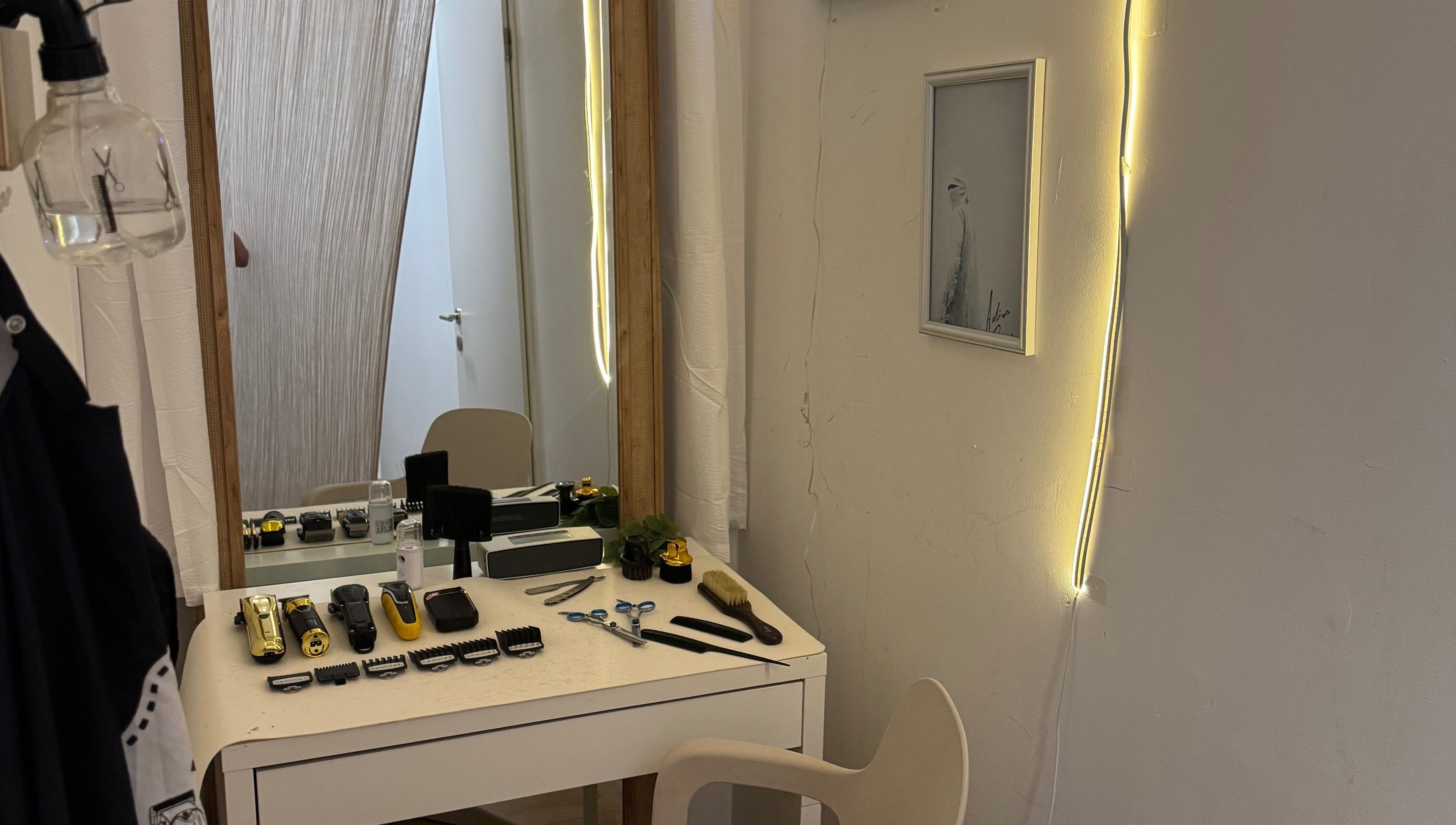 Coin de coiffure moderne chez HAIRCUT_HV à Vernier, Genève, CH, avec miroir et outils stylés.