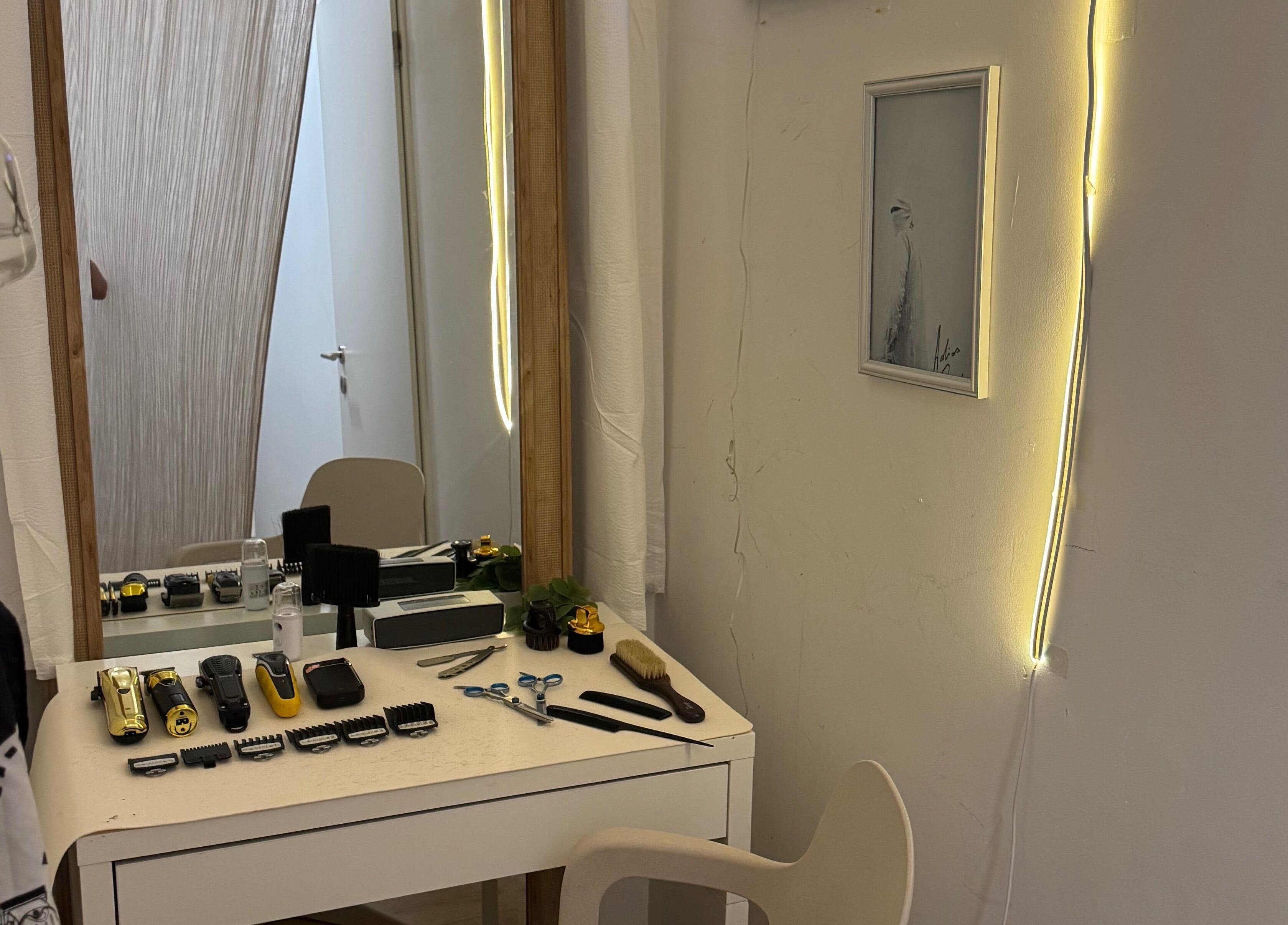 Coin de coiffure moderne chez HAIRCUT_HV à Vernier, Genève, CH, avec miroir et outils stylés.