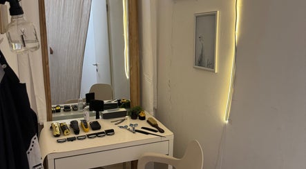 Coin de coiffure moderne chez HAIRCUT_HV à Vernier, Genève, CH, avec miroir et outils stylés.