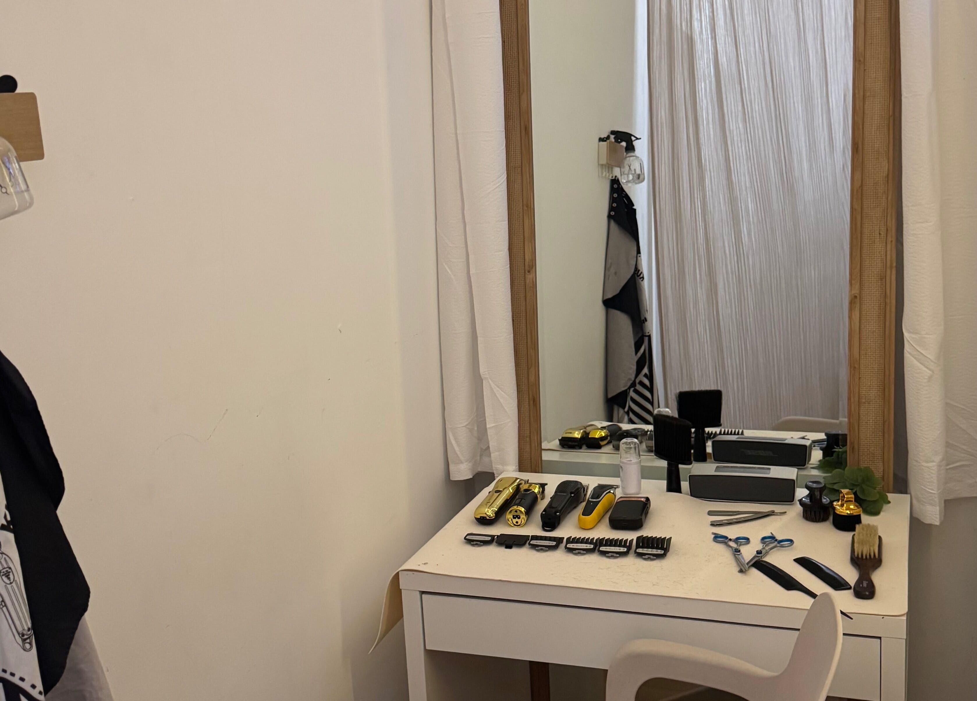 Coin de salon avec coiffeuse et outils à HAIRCUT_HV, Vernier, Genève, CH.