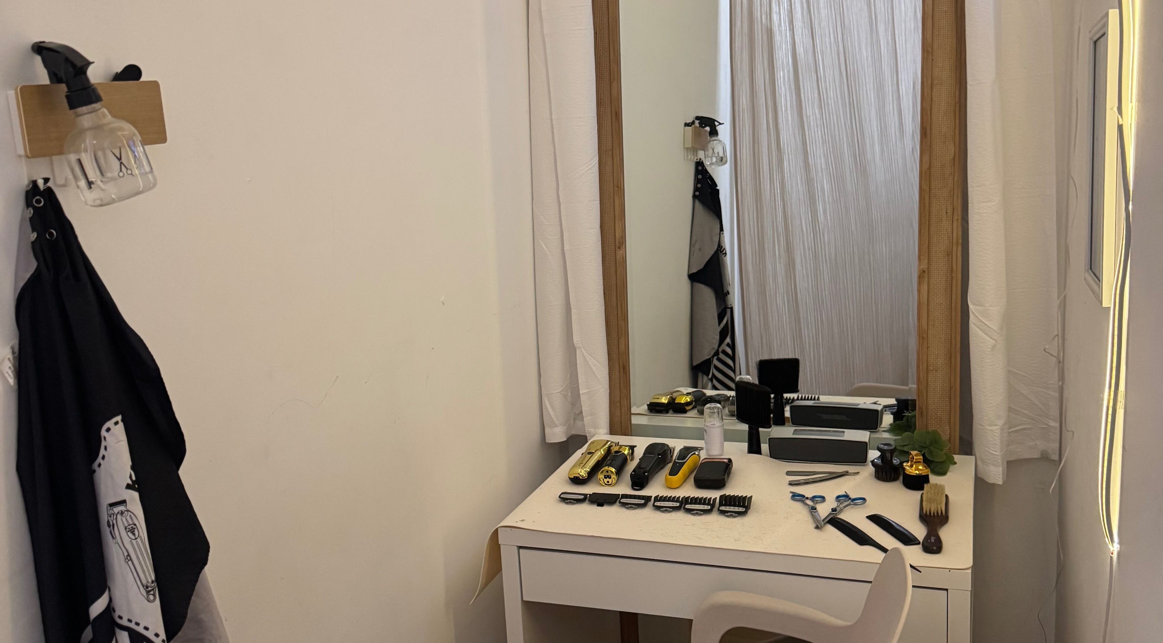 Coin de salon avec coiffeuse et outils à HAIRCUT_HV, Vernier, Genève, CH.