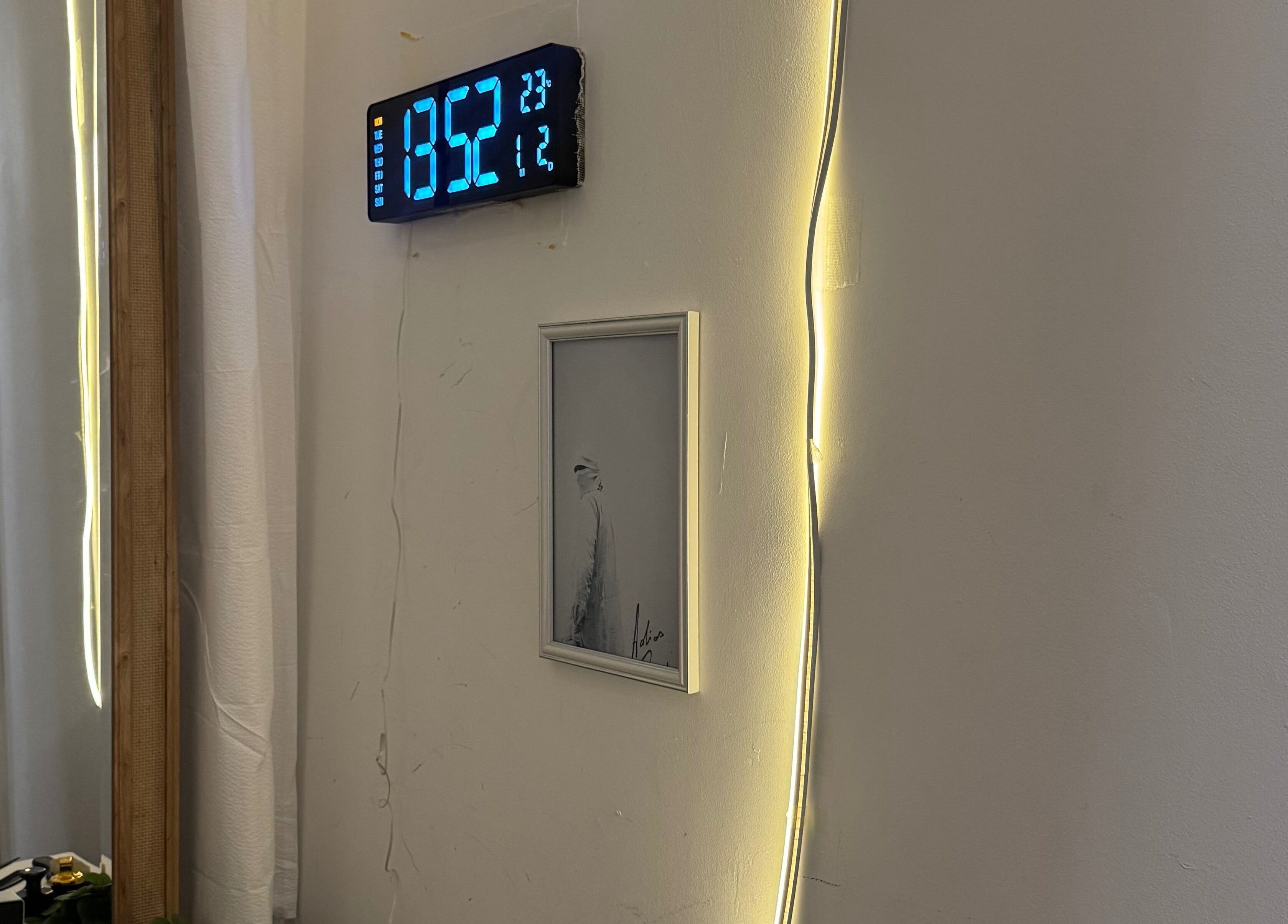 Horloge numérique murale avec éclairage au HAIRCUT_HV, Vernier, Genève, CH, pour un style chic et moderne.