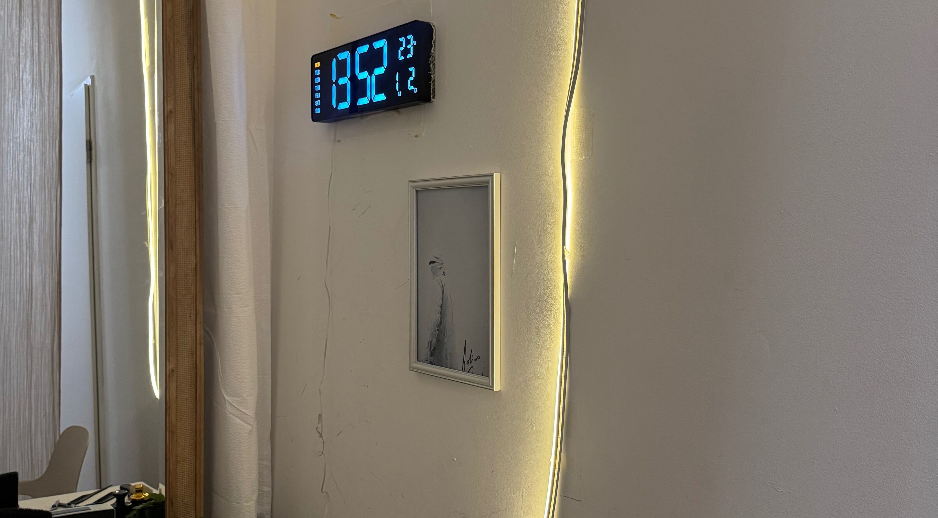 Horloge numérique murale avec éclairage au HAIRCUT_HV, Vernier, Genève, CH, pour un style chic et moderne.