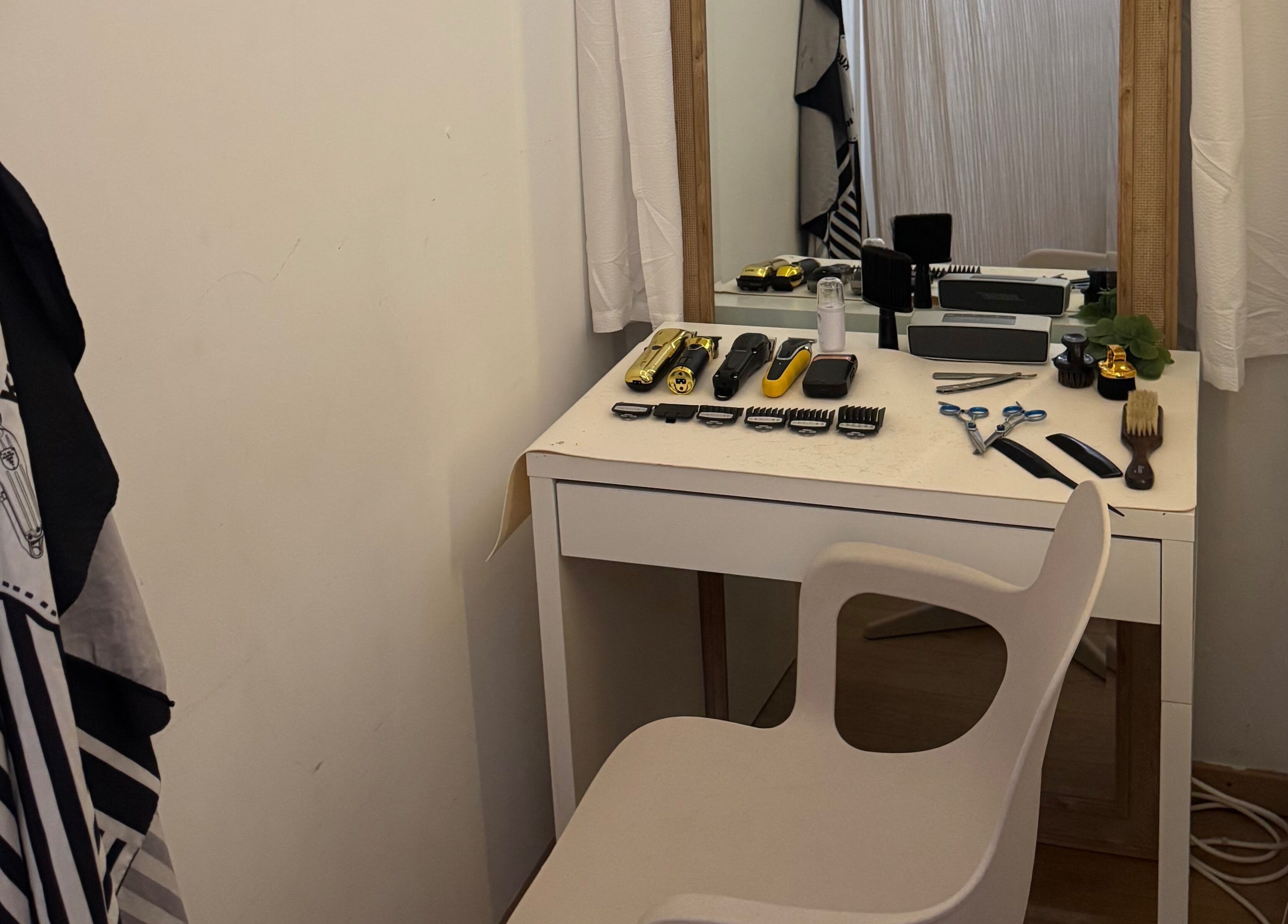 Coin de coiffure chez HAIRCUT_HV à Vernier, Genève, CH avec des outils élégamment disposés.