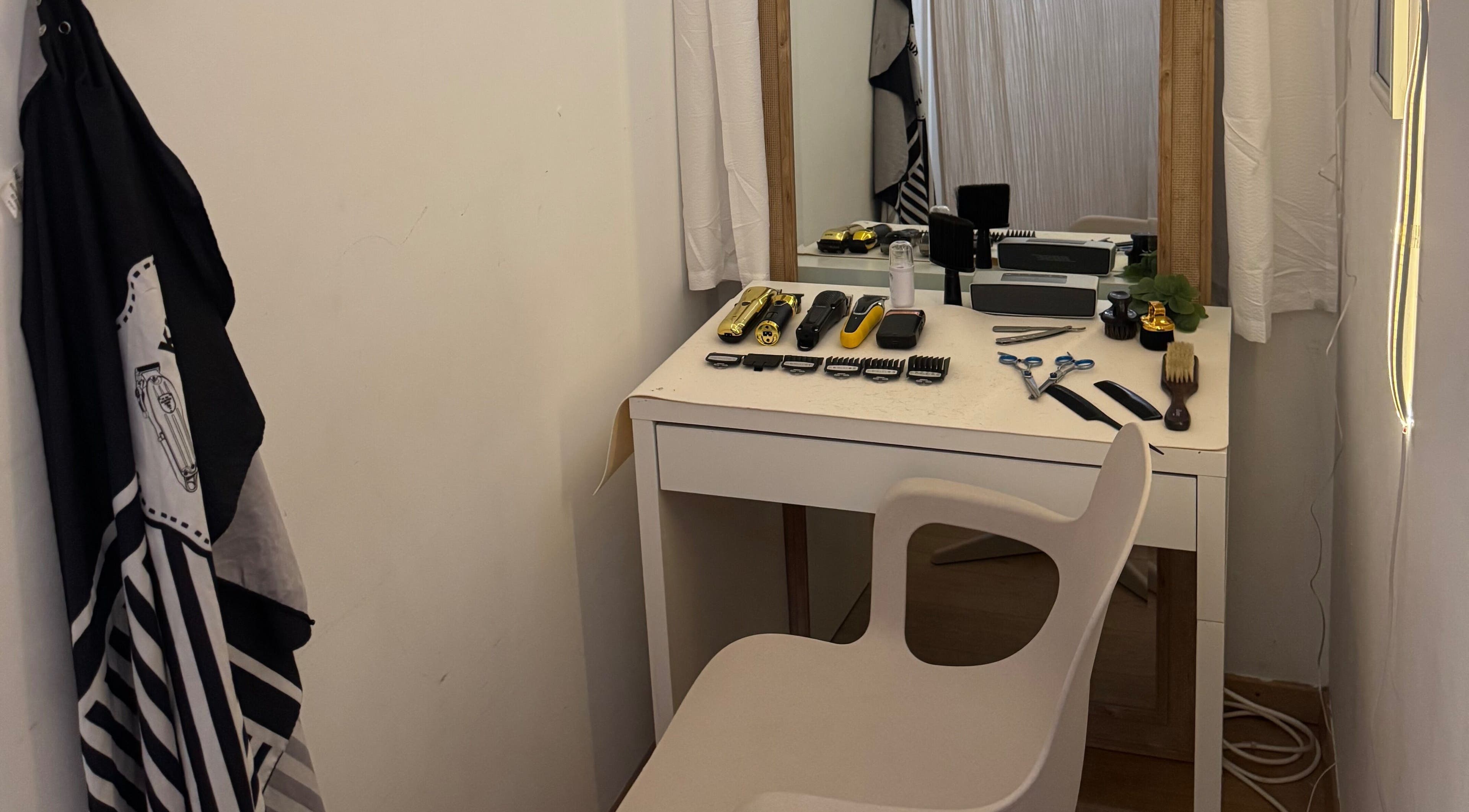 Coin de coiffure chez HAIRCUT_HV à Vernier, Genève, CH avec des outils élégamment disposés.