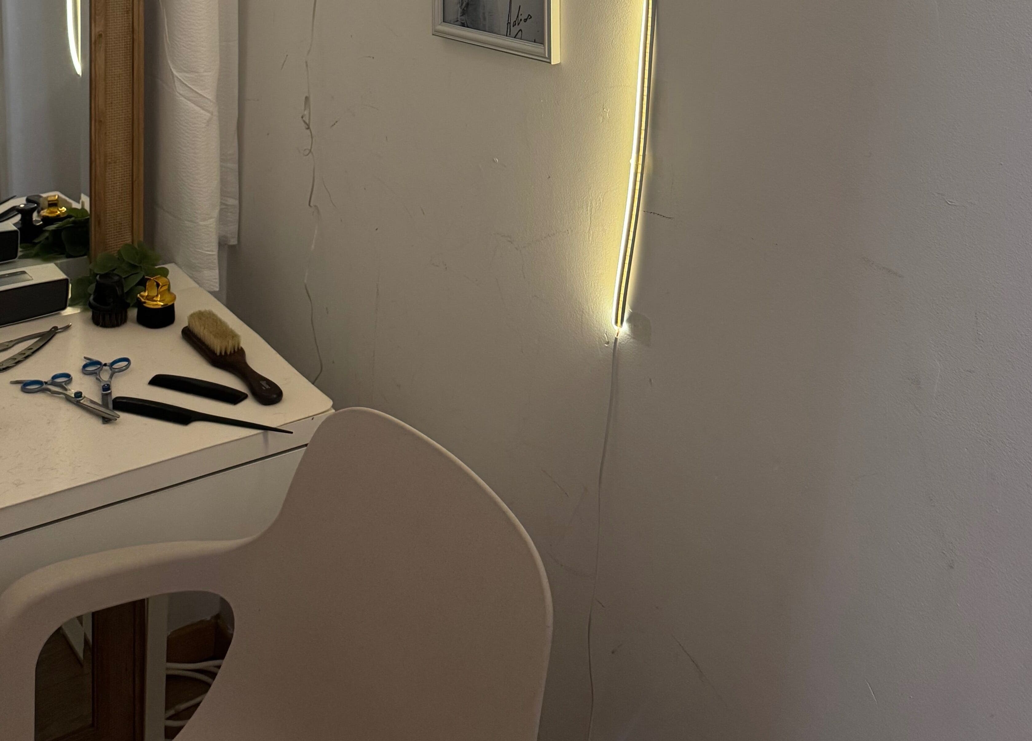 Espace de coiffure élégant de HAIRCUT_HV à Vernier, Genève, CH avec outils professionnels sur une table.