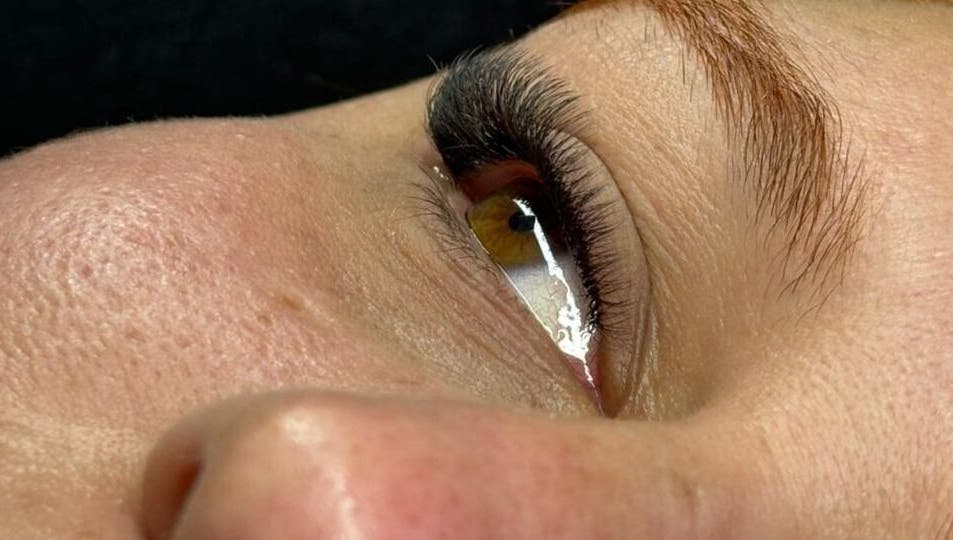 Primer plano de extensiones de pestañas en Flower Lash, San Justo, Provincia De Buenos Aires, AR.