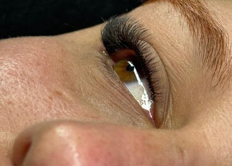Primer plano de extensiones de pestañas en Flower Lash, San Justo, Provincia De Buenos Aires, AR.