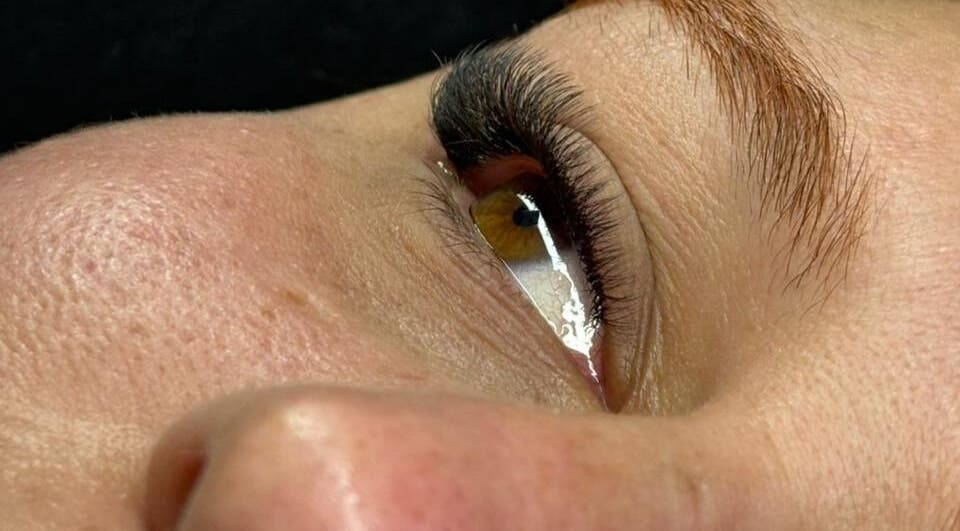 Primer plano de extensiones de pestañas en Flower Lash, San Justo, Provincia De Buenos Aires, AR.