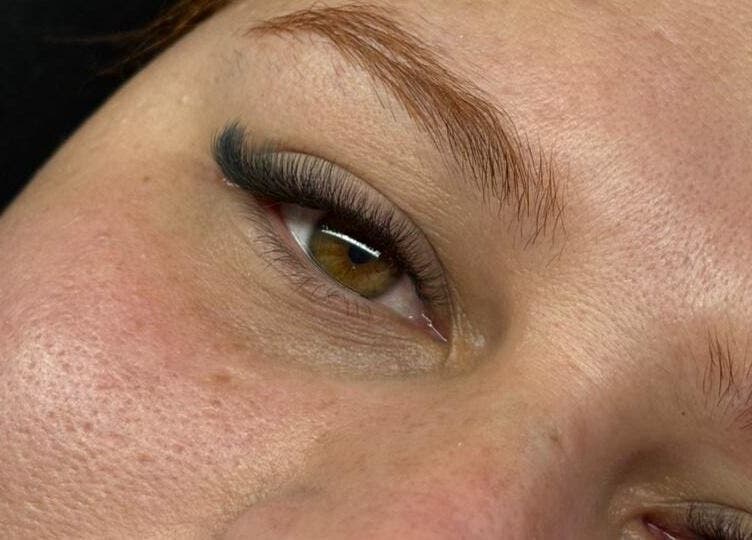 Extensión de pestañas en Flower Lash, San Justo, Provincia De Buenos Aires, AR. Realza tu belleza con estilo.