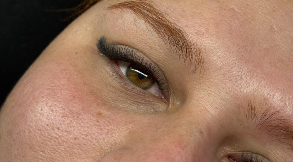 Extensión de pestañas en Flower Lash, San Justo, Provincia De Buenos Aires, AR. Realza tu belleza con estilo.