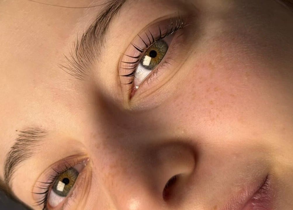 Primer plano de ojos con extensión de pestañas en Flower Lash, San Justo, Provincia De Buenos Aires, AR.