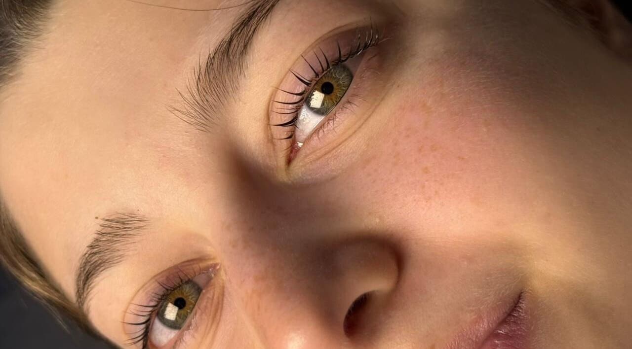 Primer plano de ojos con extensión de pestañas en Flower Lash, San Justo, Provincia De Buenos Aires, AR.