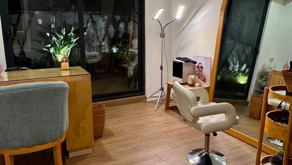 Acogedora sala de tratamientos en Ceci Grandini, Ciudad De México, MX, con decoración moderna y silla de spa.