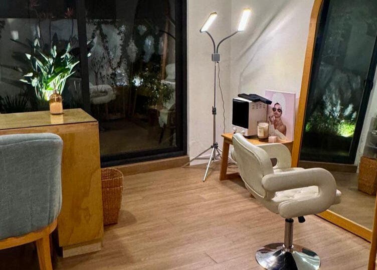 Acogedora sala de tratamientos en Ceci Grandini, Ciudad De México, MX, con decoración moderna y silla de spa.