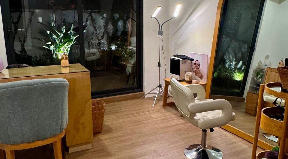 Acogedora sala de tratamientos en Ceci Grandini, Ciudad De México, MX, con decoración moderna y silla de spa.