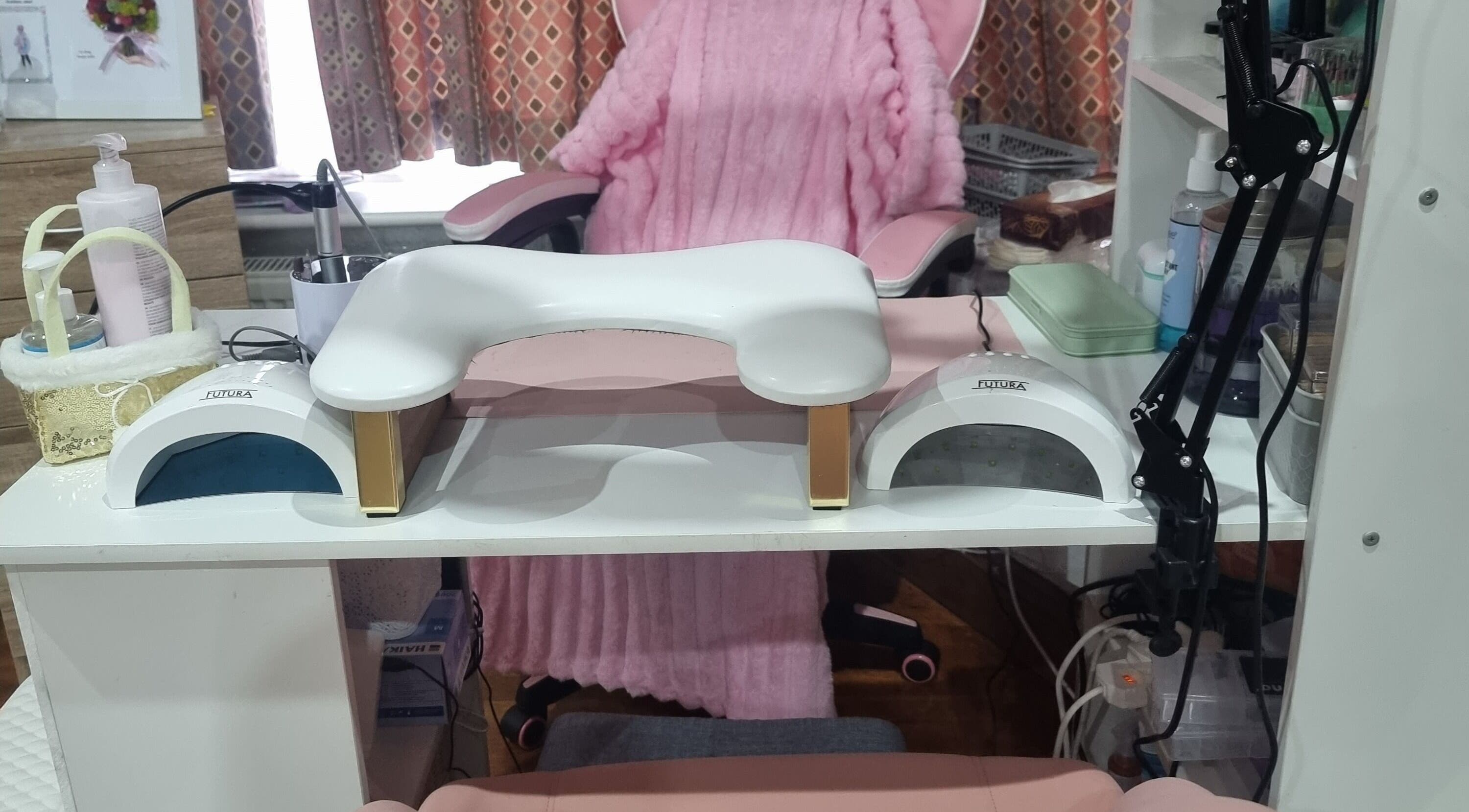 Echipament manichiură la Nailswithcamelia, Londra, Anglia, GB, pregătit pentru clienți.