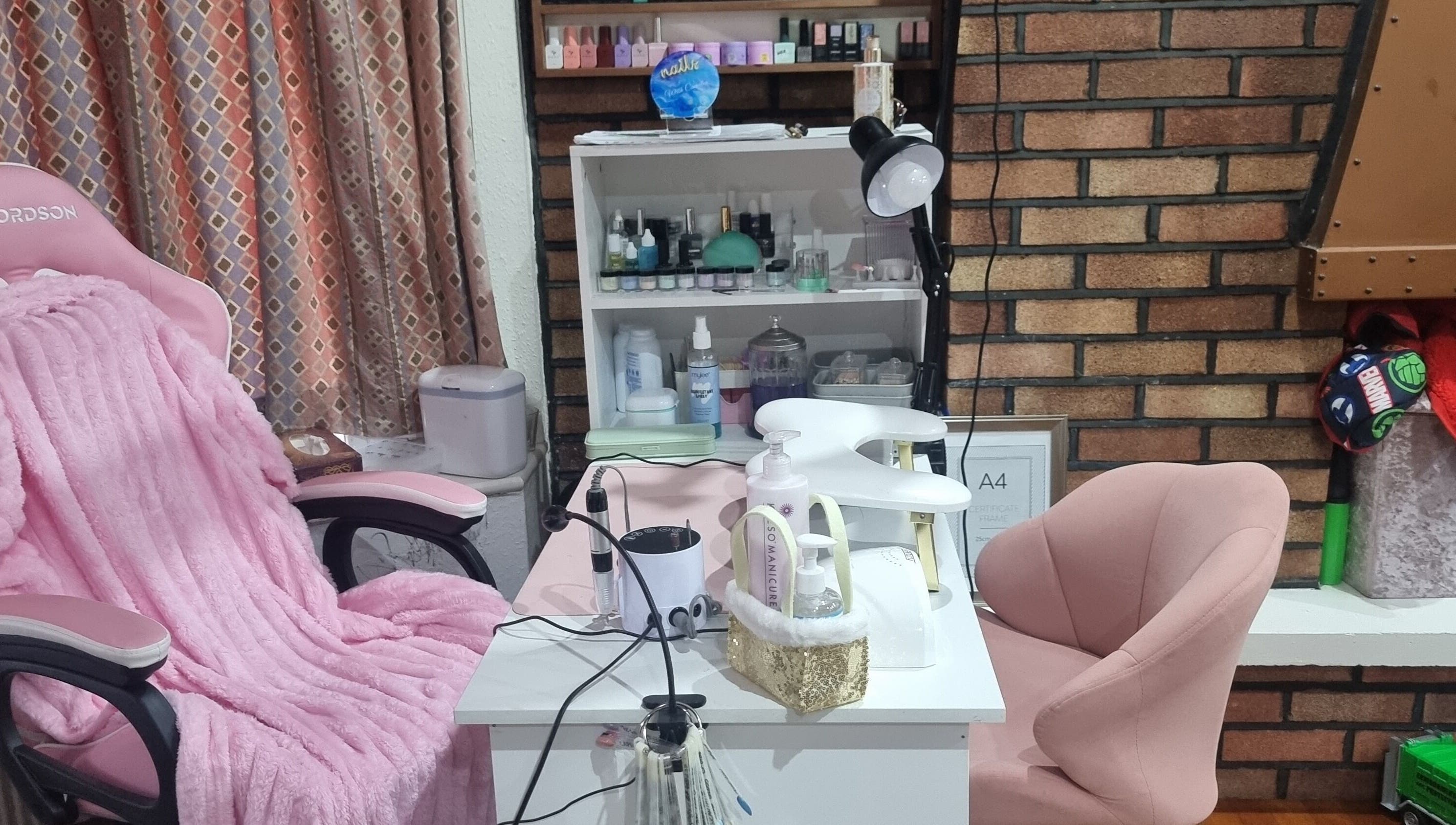 Spațiu elegant de manichiură la Nailswithcamelia, Londra, Anglia, GB, cu scaune roz și echipamente de unghii.