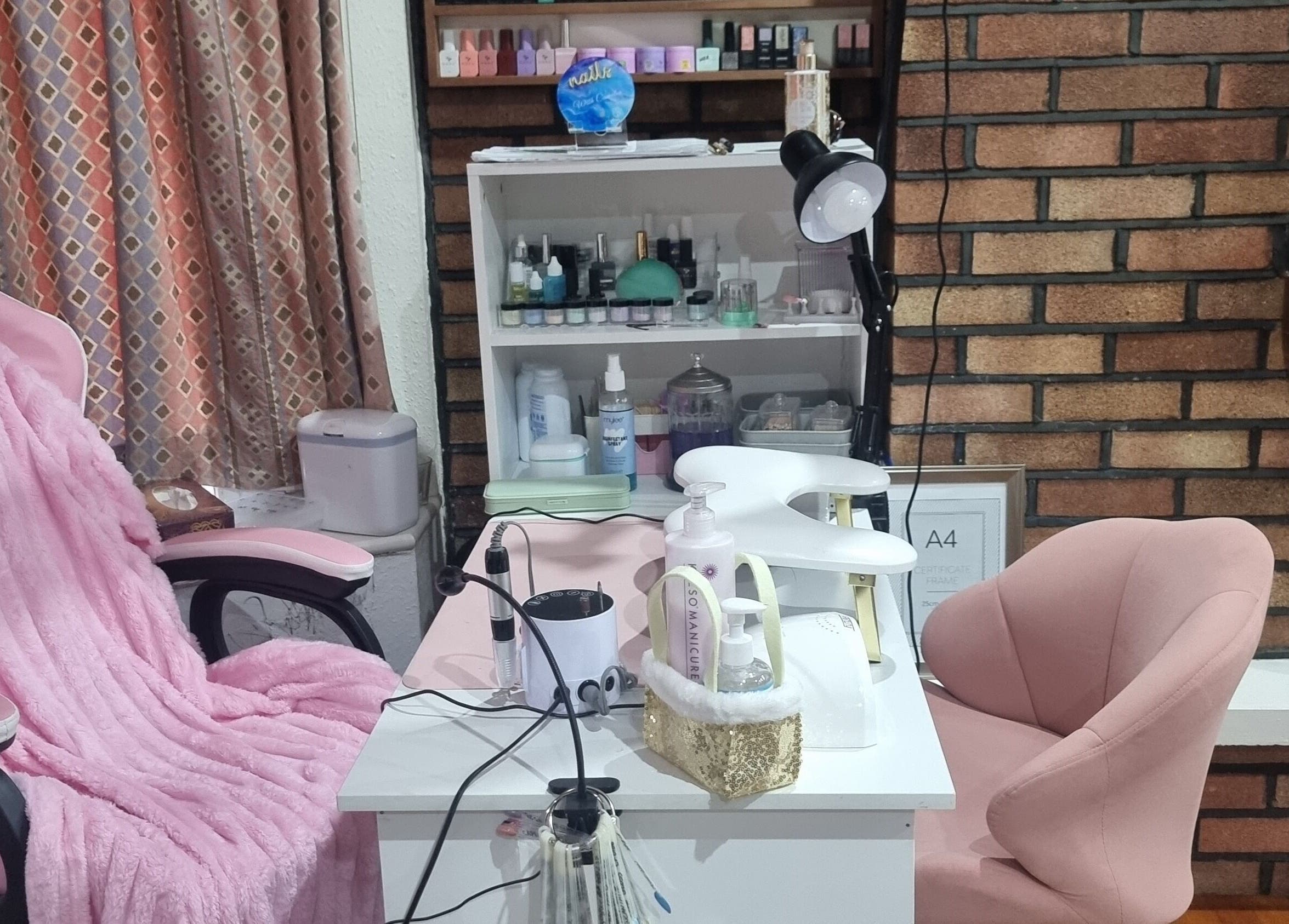 Spațiu elegant de manichiură la Nailswithcamelia, Londra, Anglia, GB, cu scaune roz și echipamente de unghii.