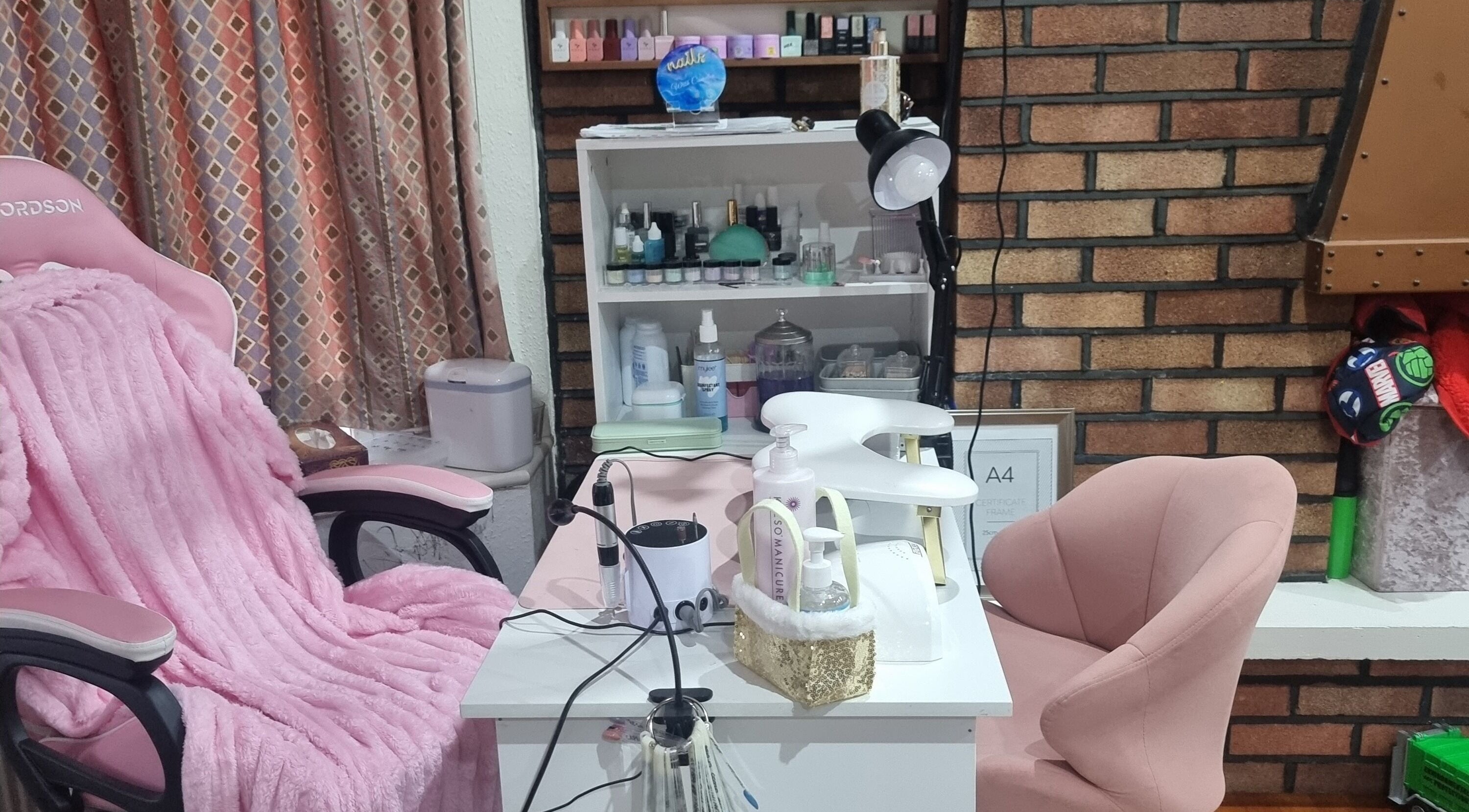 Spațiu elegant de manichiură la Nailswithcamelia, Londra, Anglia, GB, cu scaune roz și echipamente de unghii.