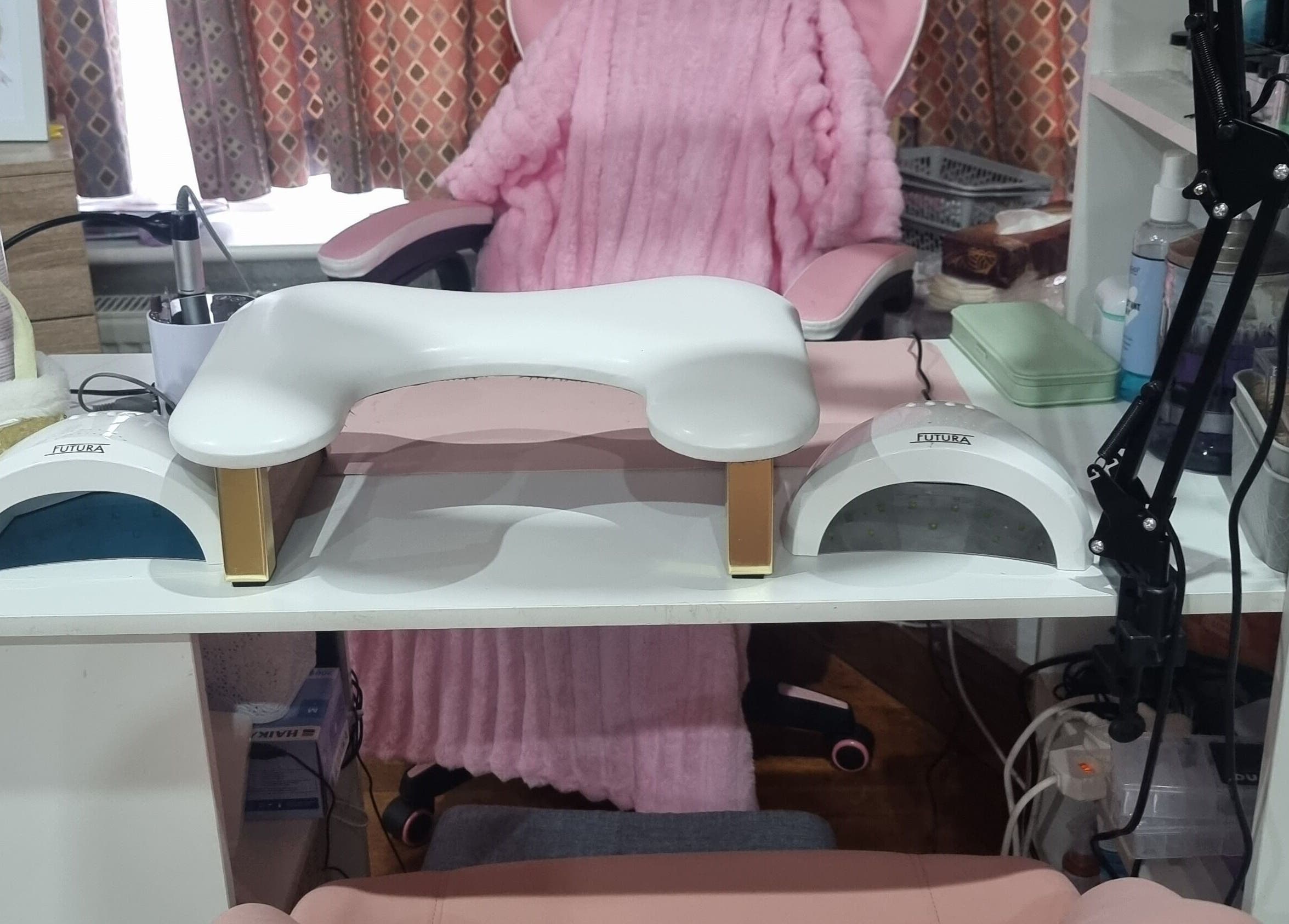 Masa elegantă de manichiură la Nailswithcamelia, Londra, Anglia, GB, echipată pentru îngrijirea unghiilor.