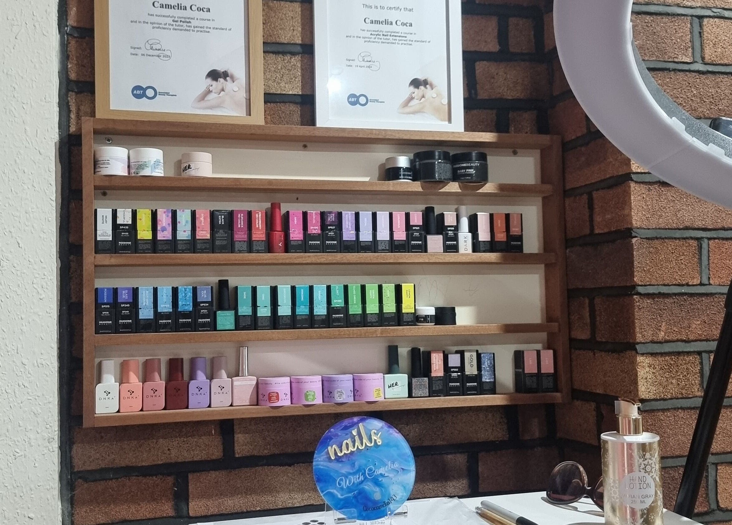 Colecție esențială de oje expusă la Nailswithcamelia, Londra, Anglia, GB. Perfect pentru iubitorii de frumusețe.