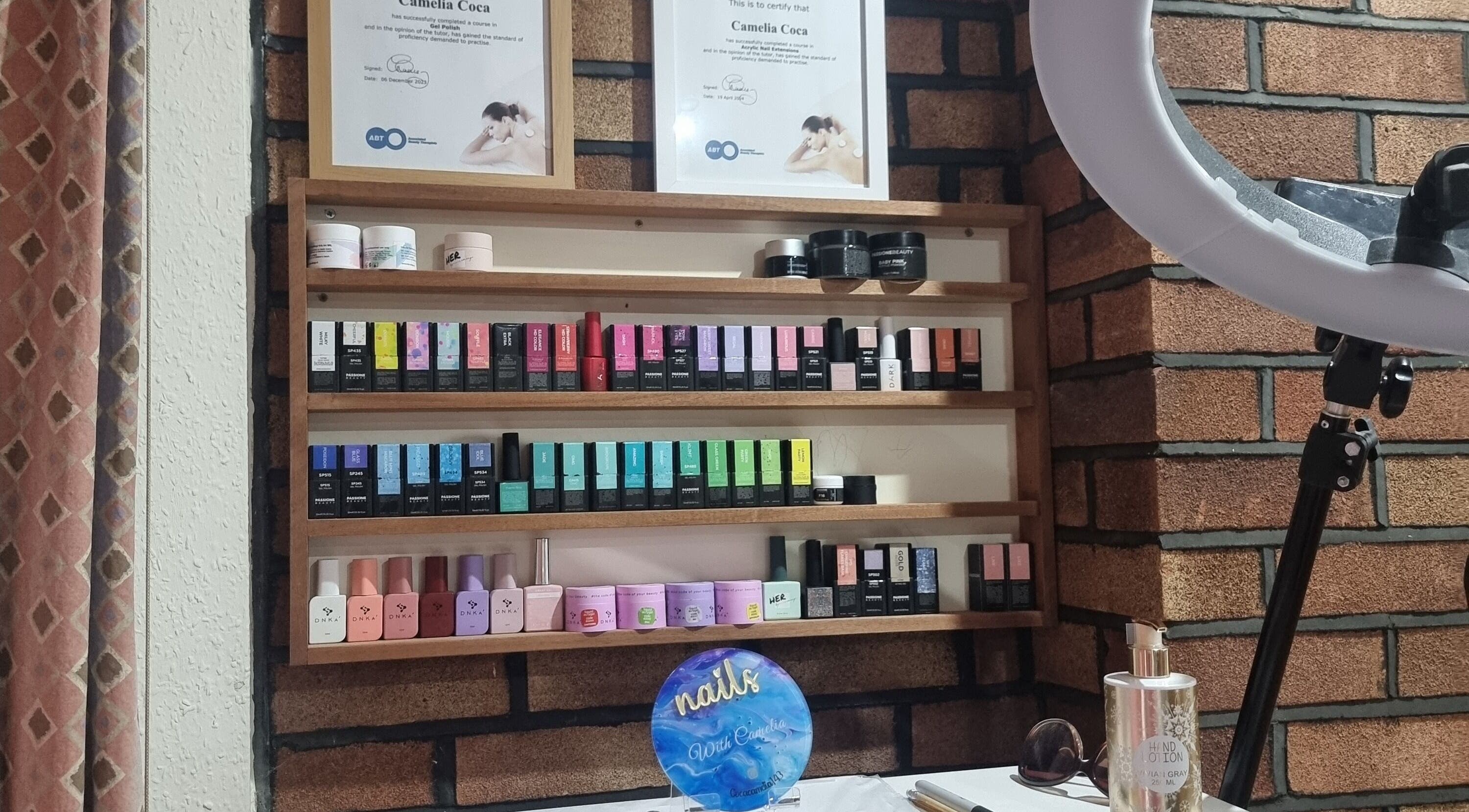 Colecție esențială de oje expusă la Nailswithcamelia, Londra, Anglia, GB. Perfect pentru iubitorii de frumusețe.