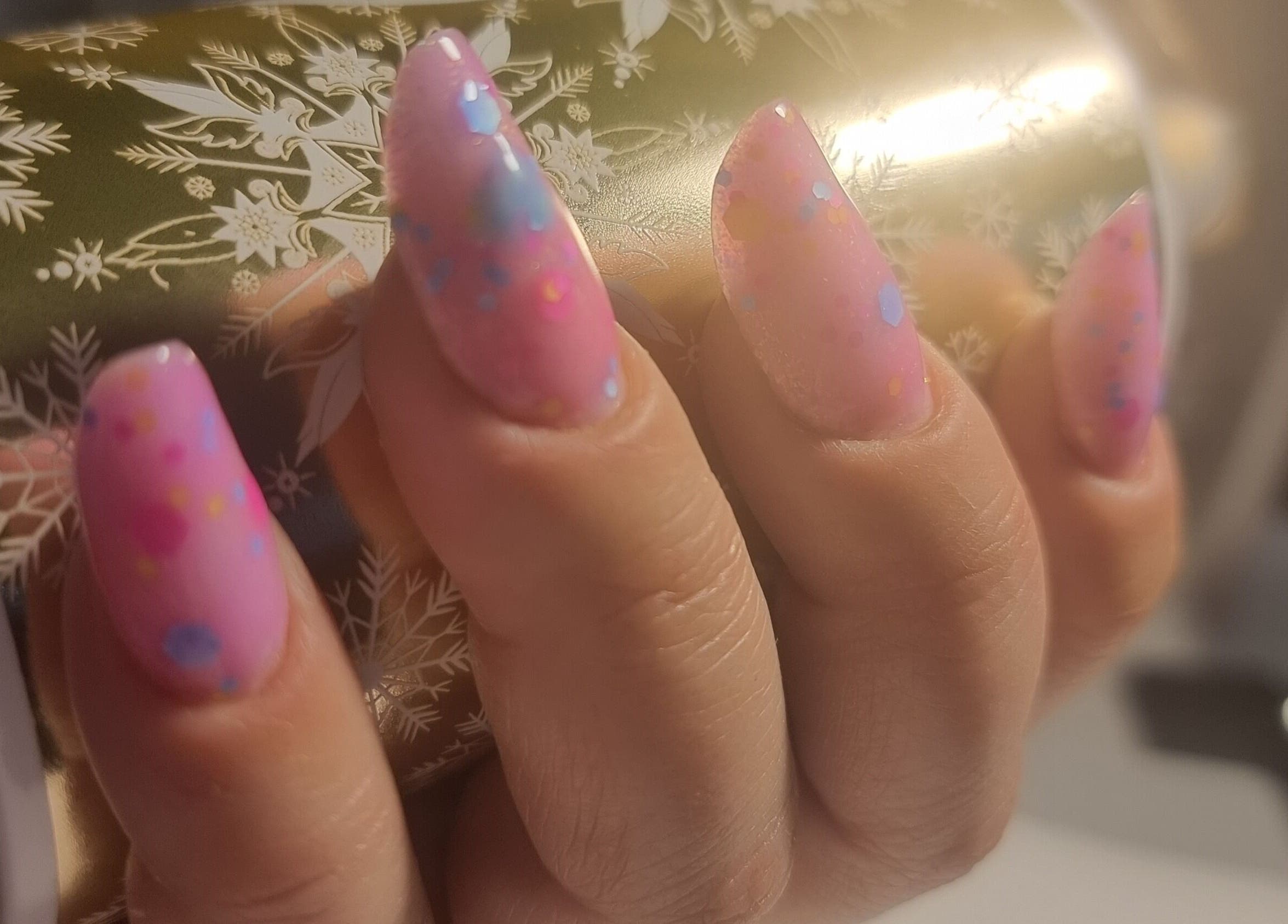 Unghii roz cu modele la Nailswithcamelia, Londra, Anglia, GB, oferind un stil elegant.