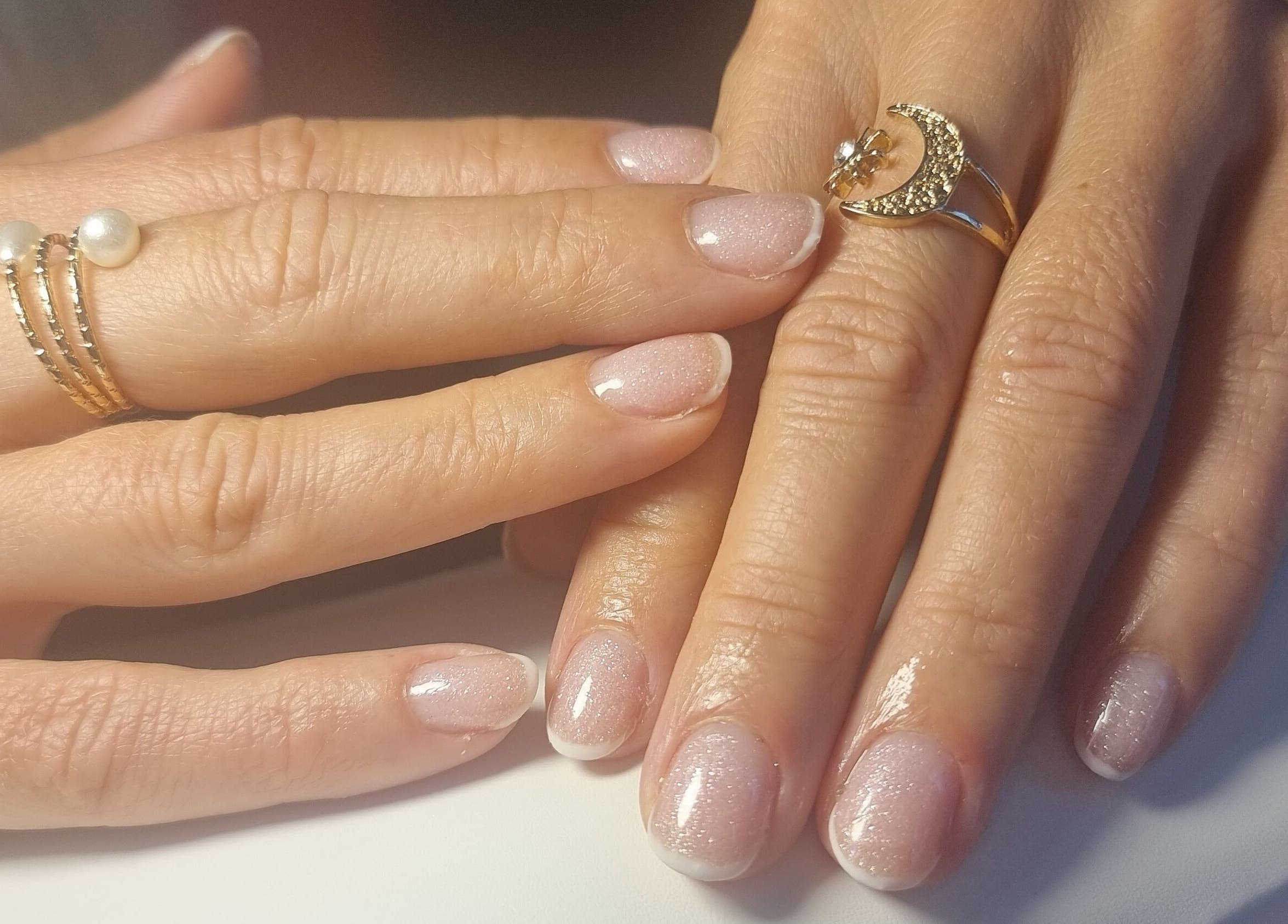 Manichiură elegantă cu inele strălucitoare la Nailswithcamelia, Londra, Anglia, GB.