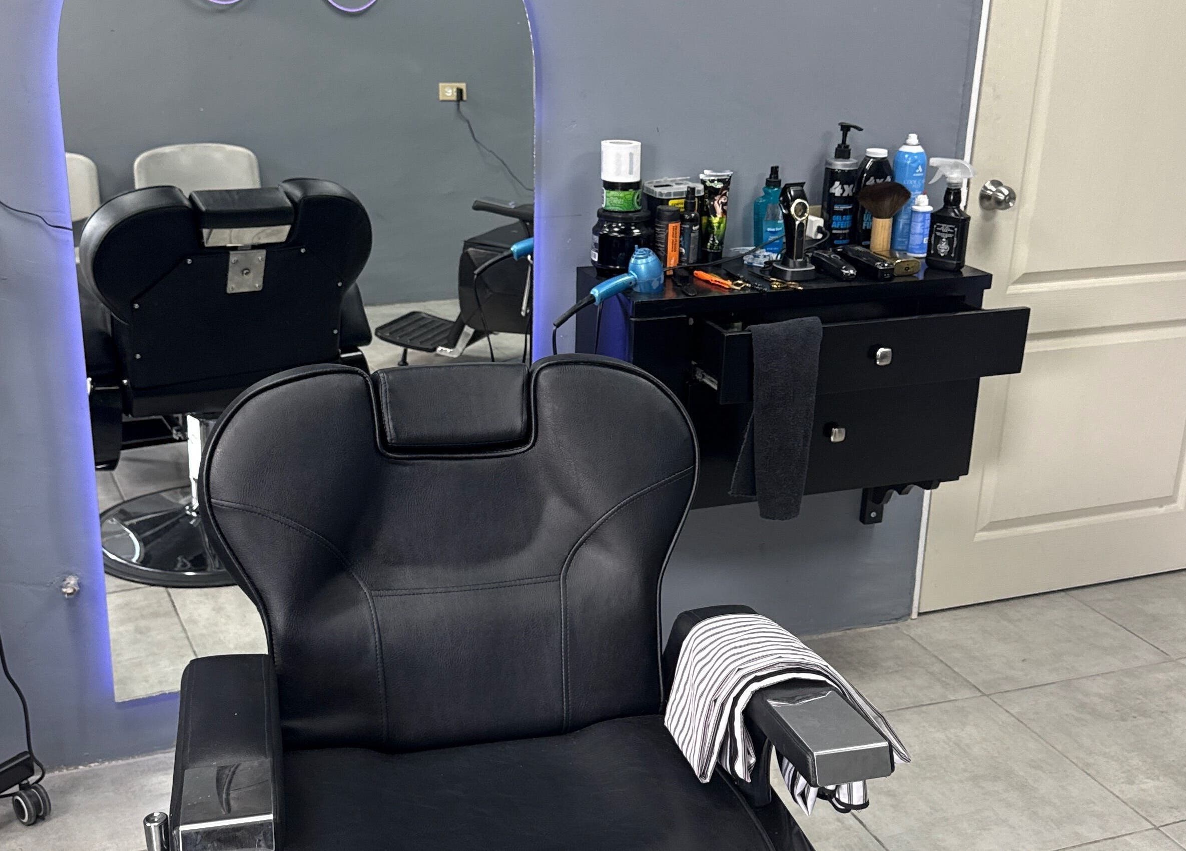 Silla de barbero elegante en Mucho Pelo Barber Studio, Juárez, Chihuahua, MX.