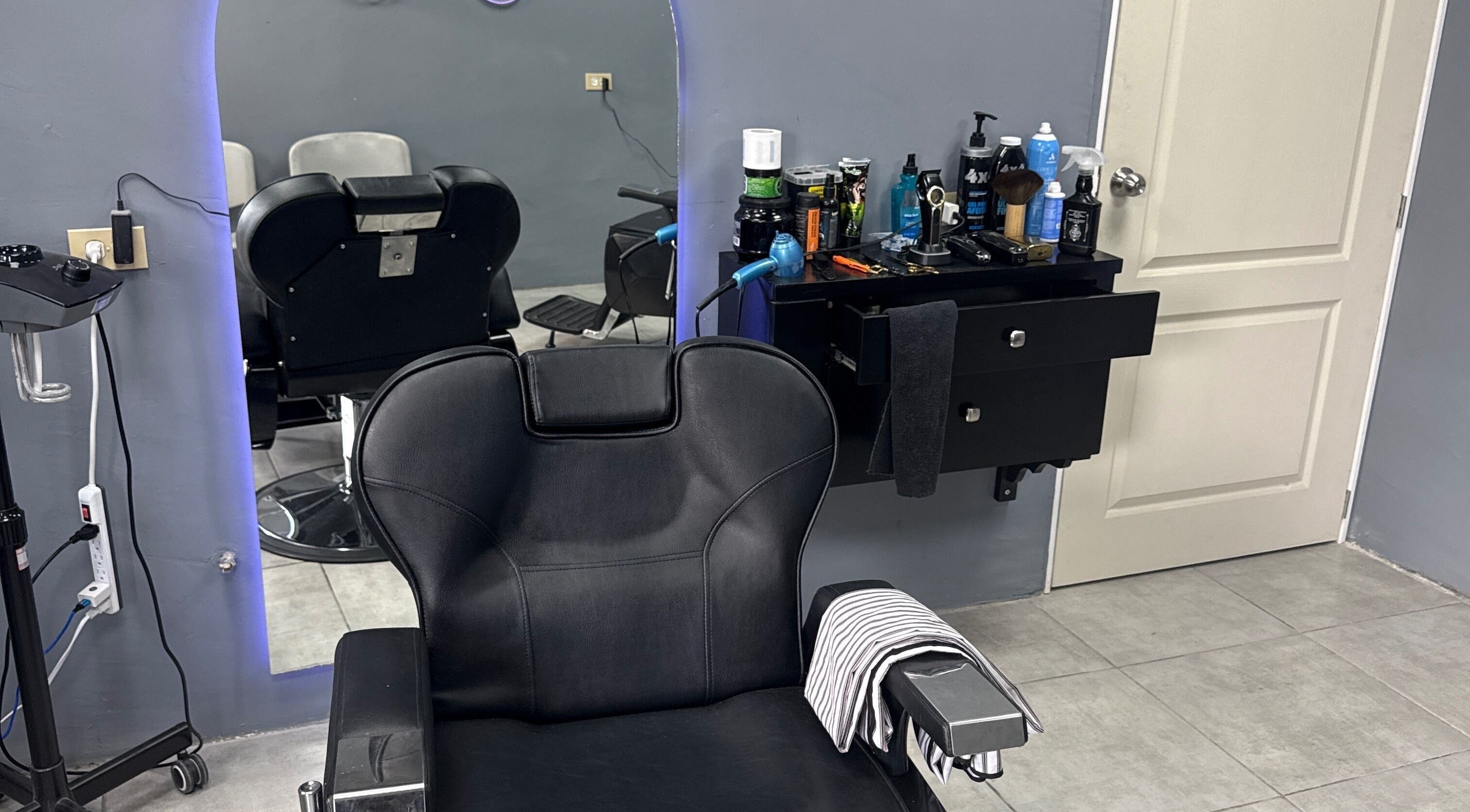 Silla de barbero elegante en Mucho Pelo Barber Studio, Juárez, Chihuahua, MX.