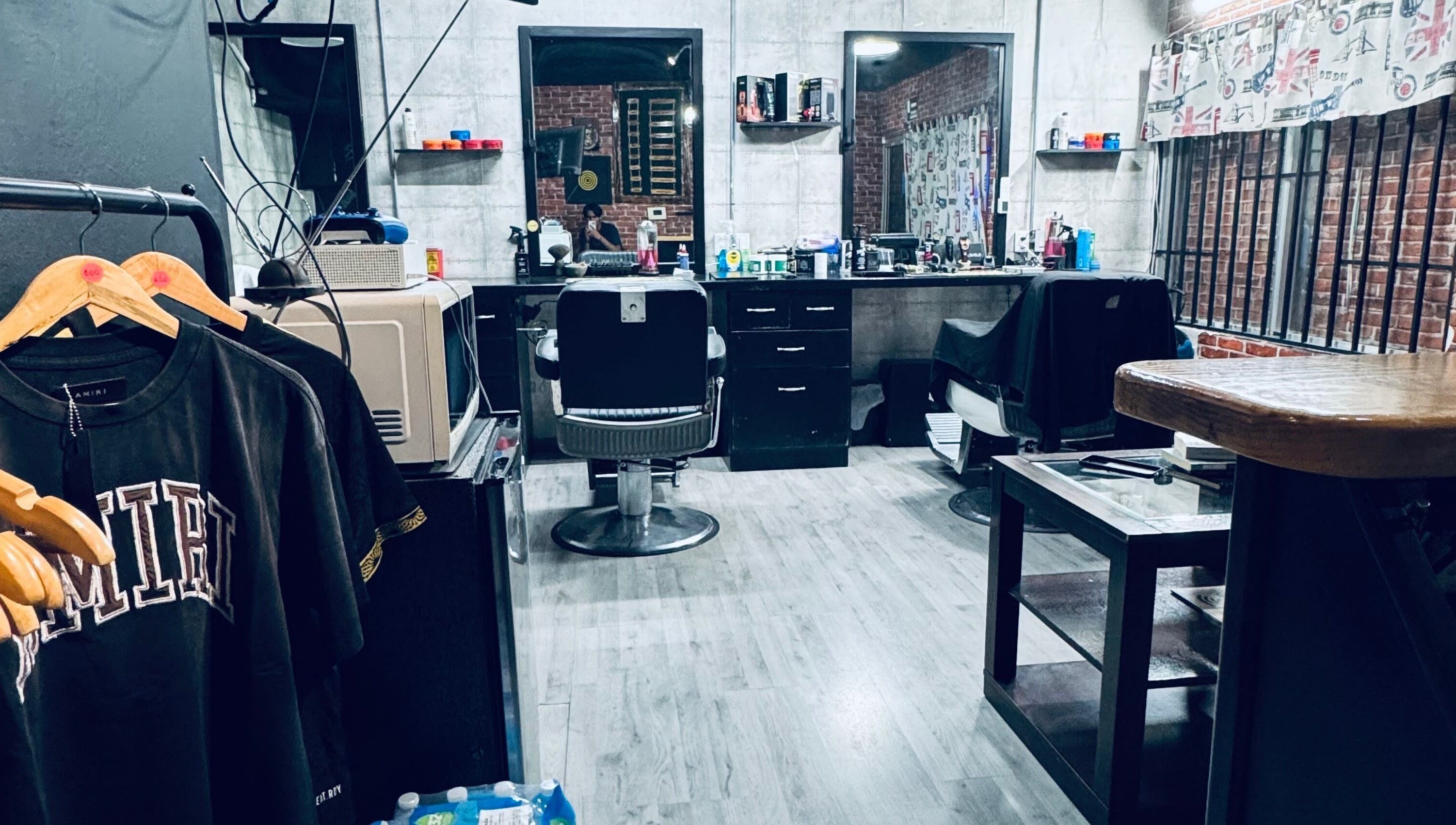 Interior moderno de New Hidden Cuts en La Paz, Baja California Sur, MX, con sillas de estilista y decoraciones.