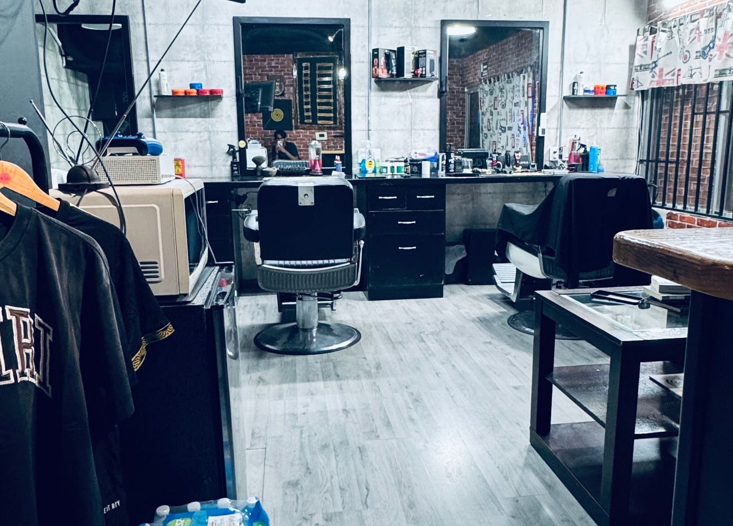 Interior moderno de New Hidden Cuts en La Paz, Baja California Sur, MX, con sillas de estilista y decoraciones.