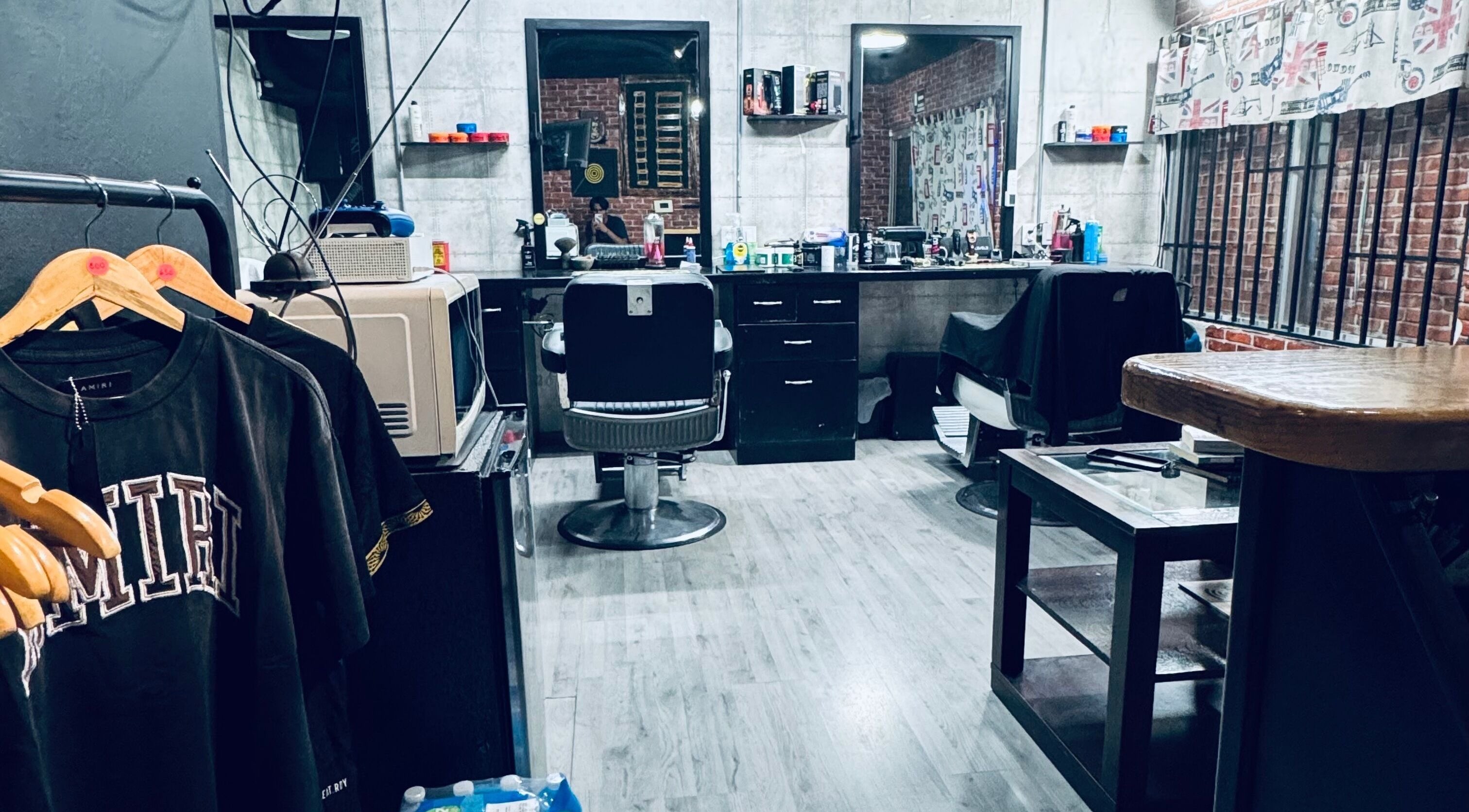 Interior moderno de New Hidden Cuts en La Paz, Baja California Sur, MX, con sillas de estilista y decoraciones.