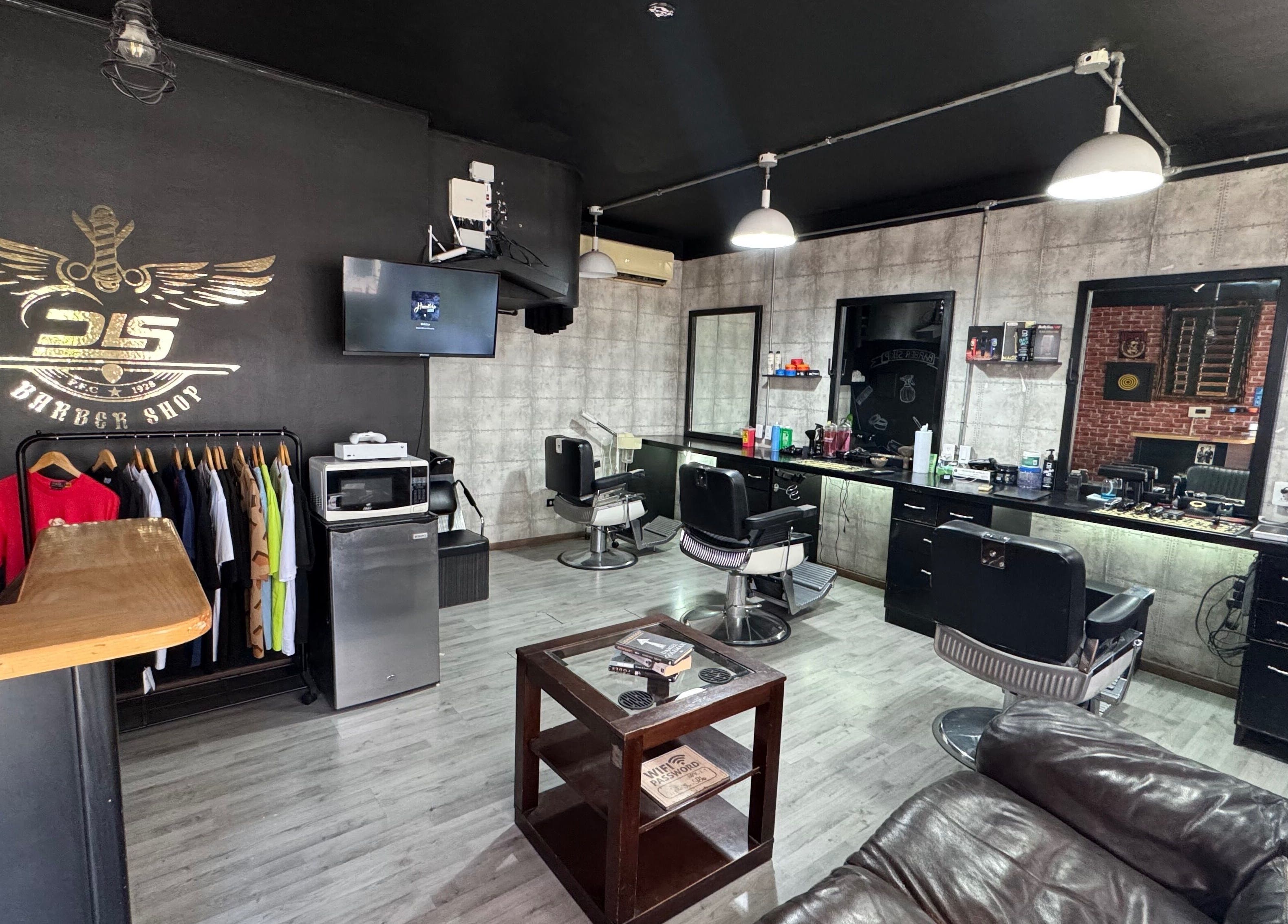 Interior moderno de New Hidden Cuts en La Paz, Baja California Sur, MX con sillones y decoración estilizada.