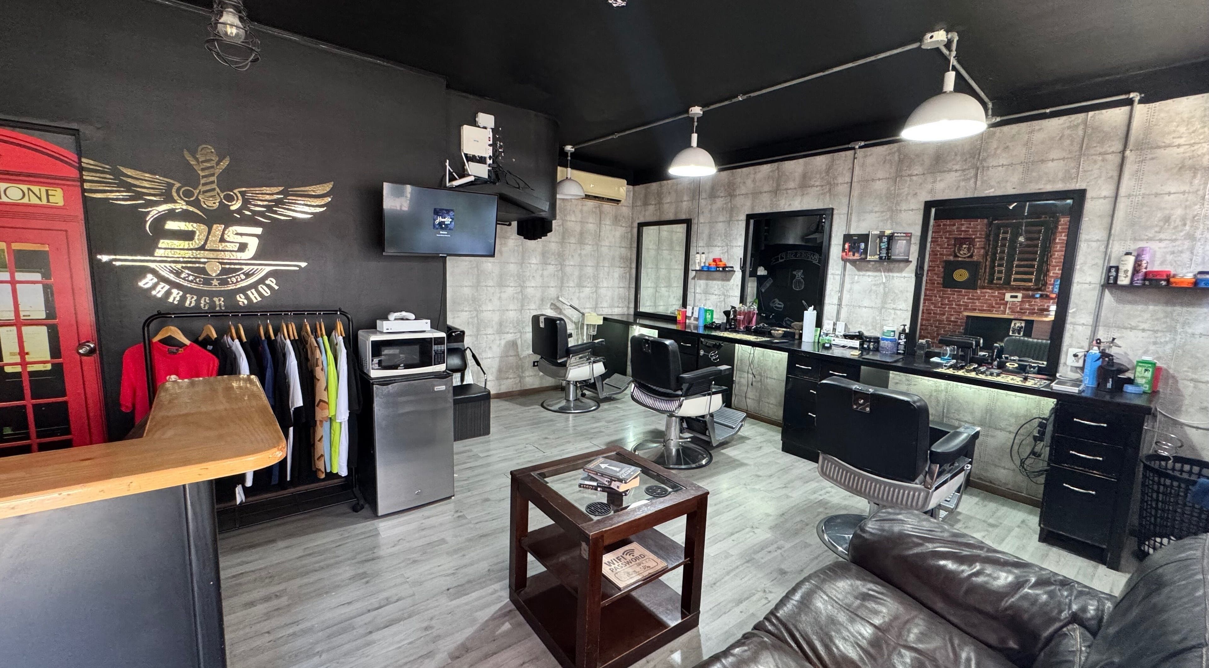 Interior moderno de New Hidden Cuts en La Paz, Baja California Sur, MX con sillones y decoración estilizada.