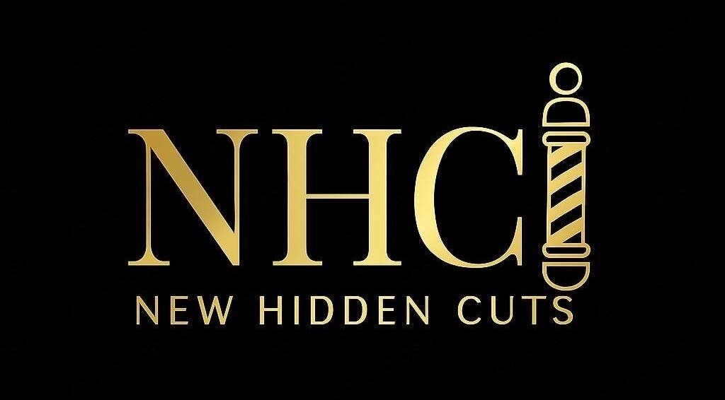 Logotipo dorado de New Hidden Cuts en La Paz, Baja California Sur, MX sobre fondo negro.