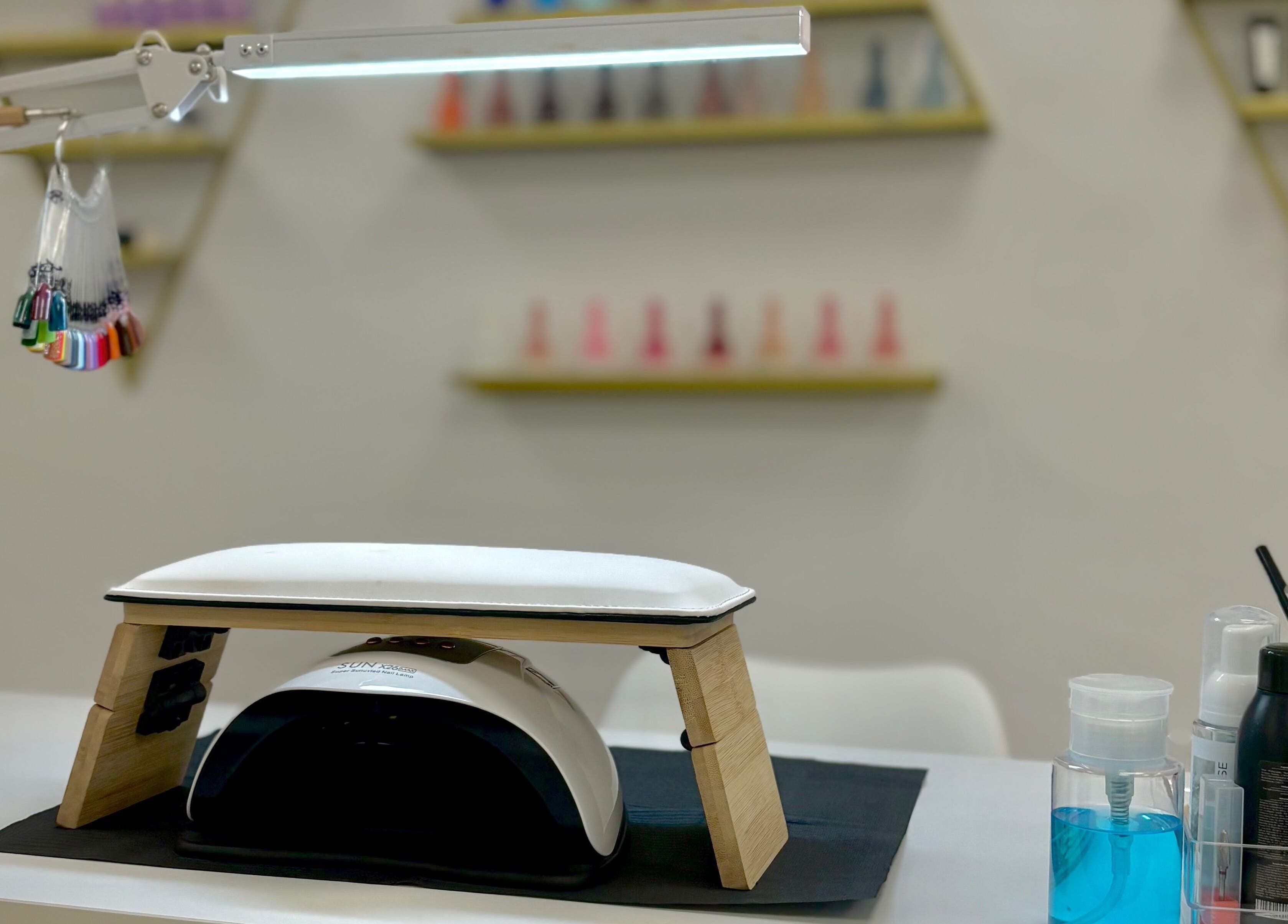 Estación de manicura en Nails by Angie, Barcelona, Catalunya, ES. Herramientas y productos profesionales en mesa.